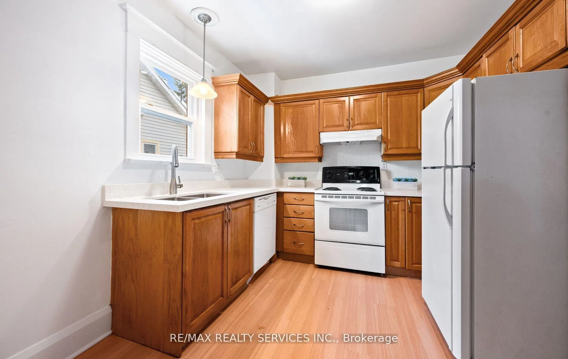 Photo 19 of 97 Mill Street N, Brampton, Downtown Brampton — HOMEH