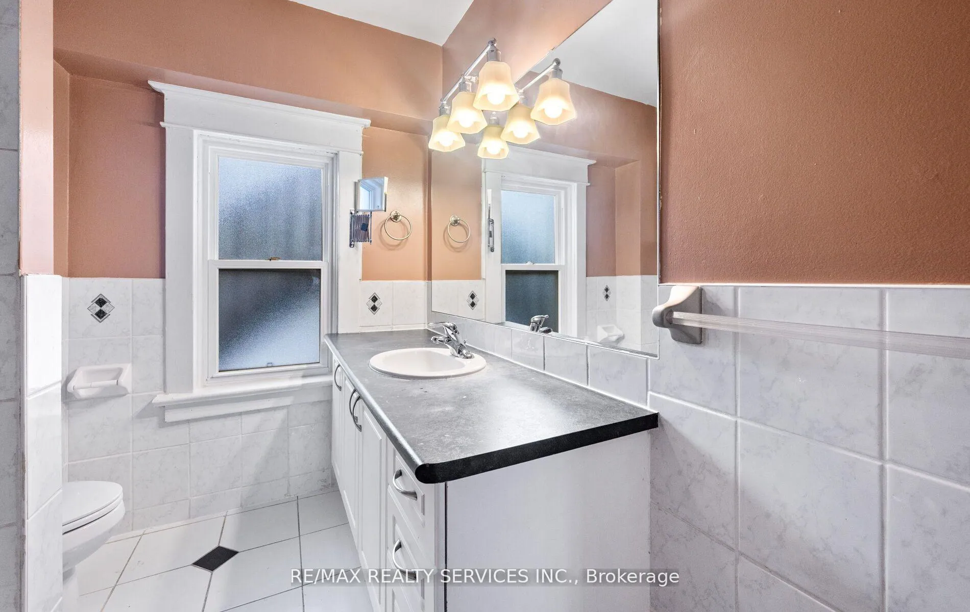 Photo 33 of 97 Mill Street N, Brampton, Downtown Brampton — HOMEH