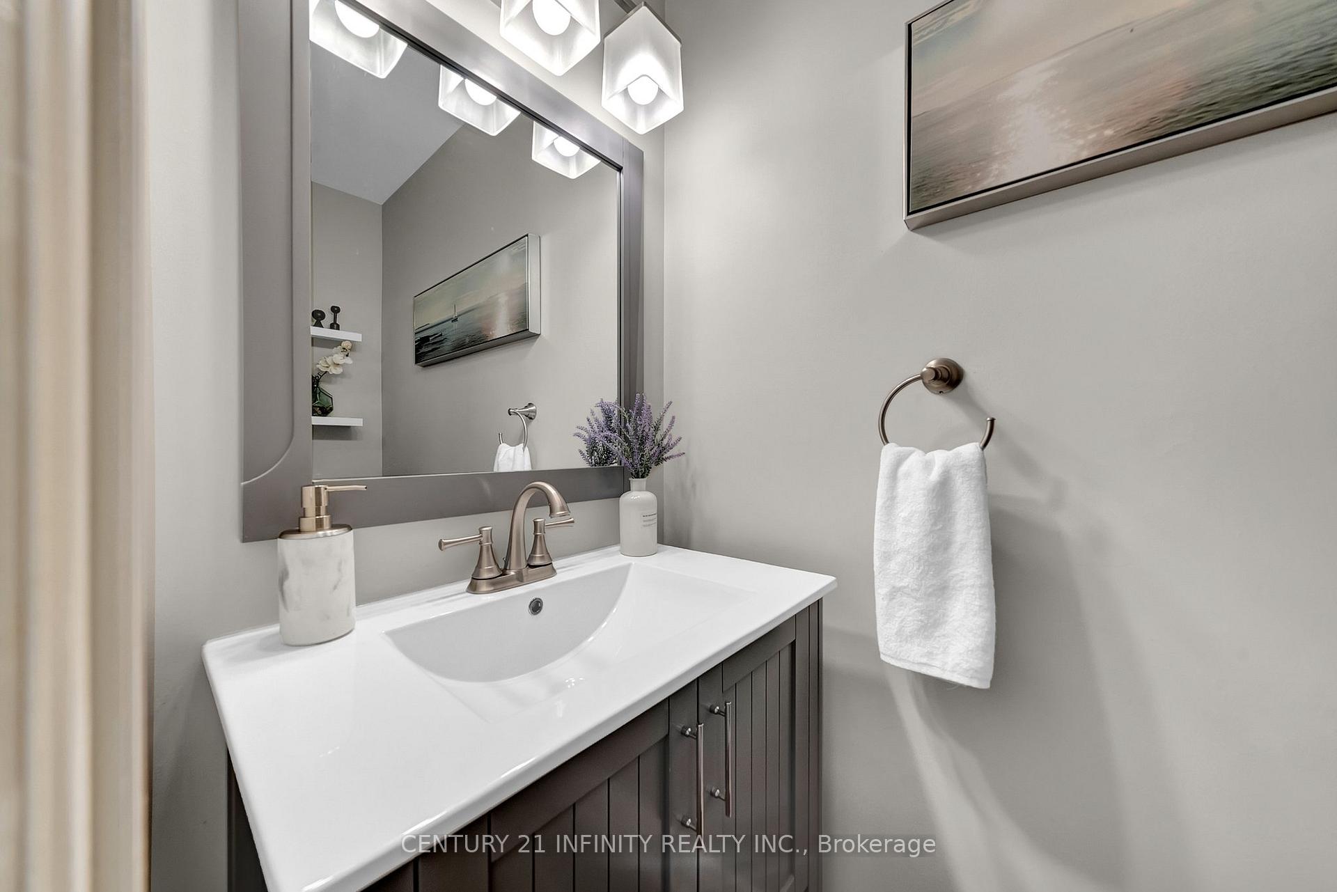 Photo 5 of 16 Wrenn Boulevard, Clarington, Bowmanville — HOMEH