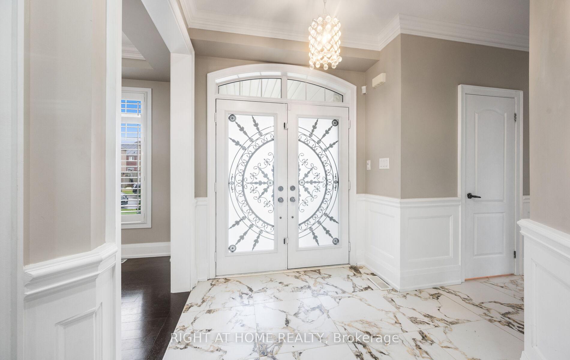 Photo 4 of 404 Queen Mary Drive, Brampton, Northwest Brampton — HOMEH