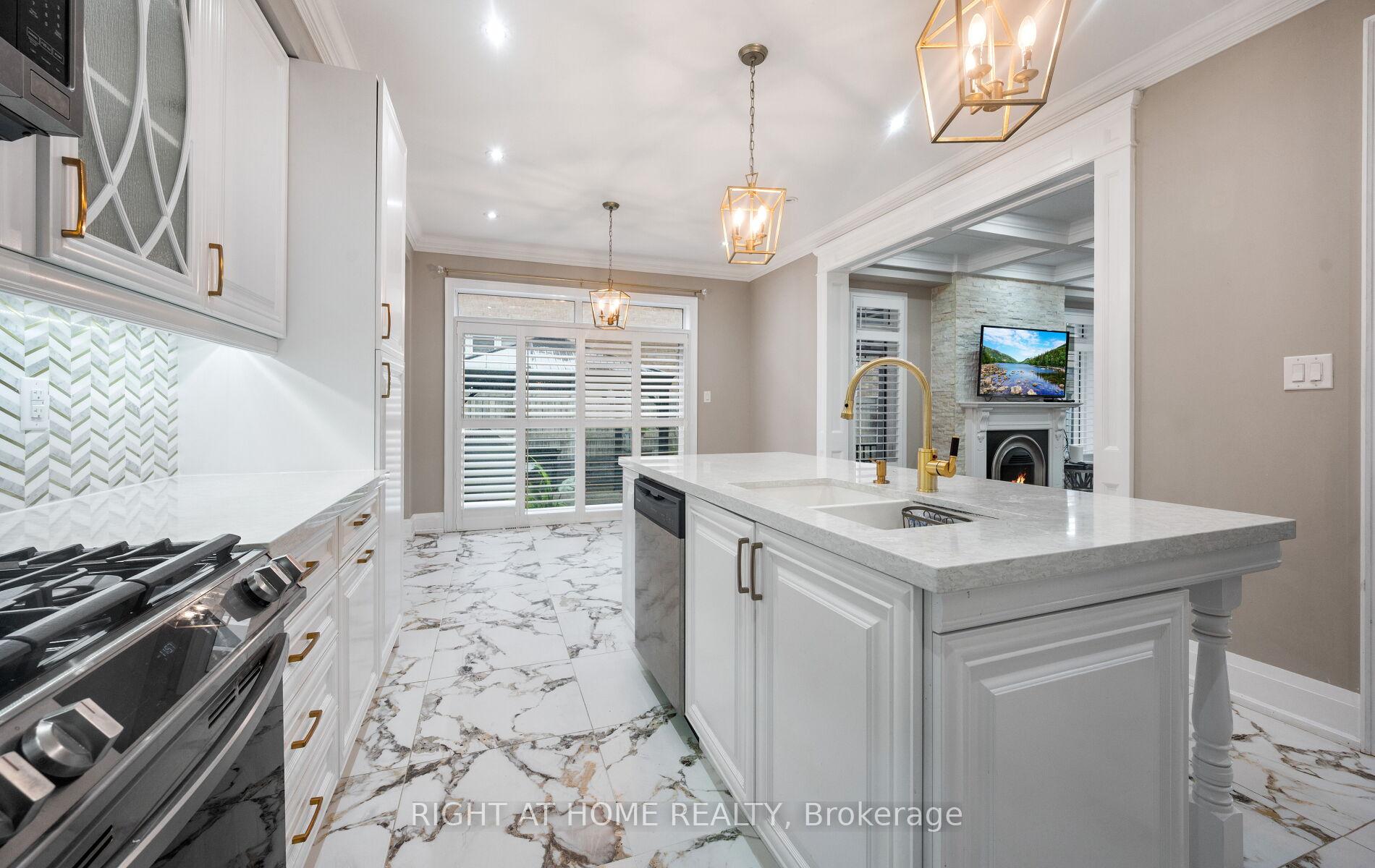 Photo 5 of 404 Queen Mary Drive, Brampton, Northwest Brampton — HOMEH