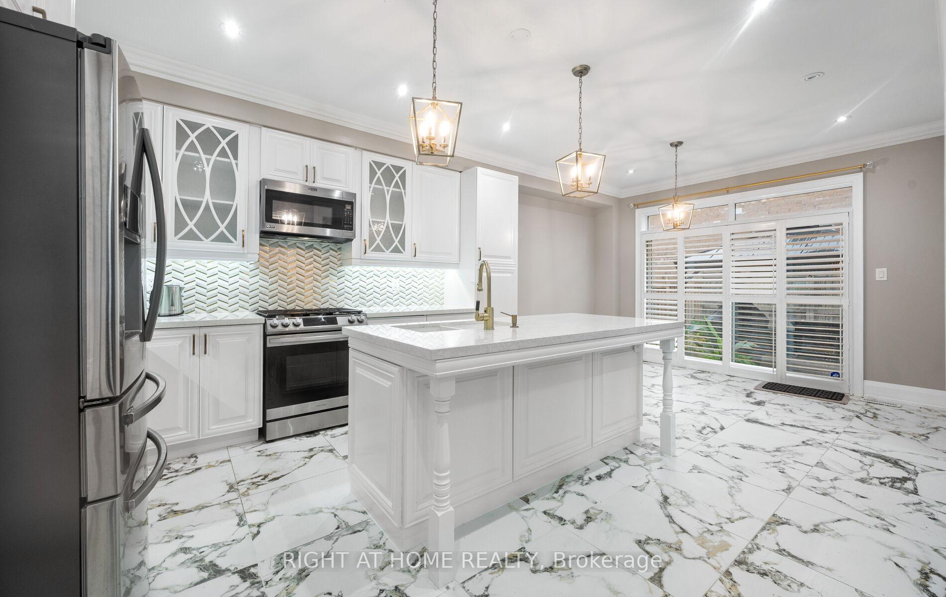 Photo 6 of 404 Queen Mary Drive, Brampton, Northwest Brampton — HOMEH