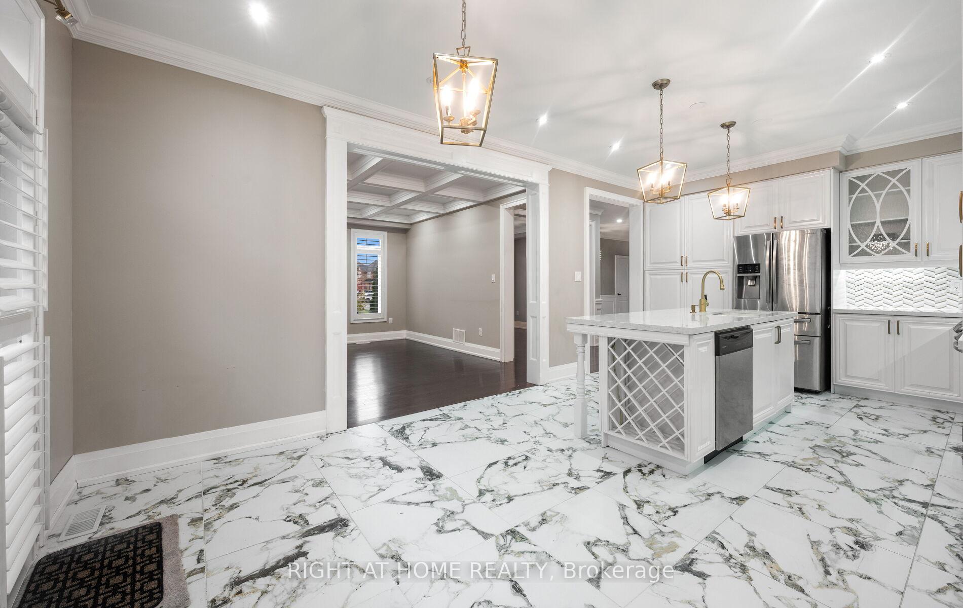 Photo 7 of 404 Queen Mary Drive, Brampton, Northwest Brampton — HOMEH