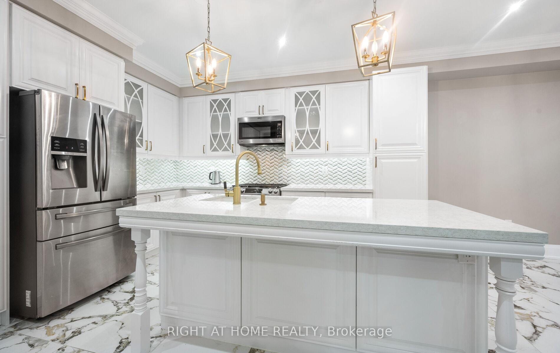 Photo 8 of 404 Queen Mary Drive, Brampton, Northwest Brampton — HOMEH