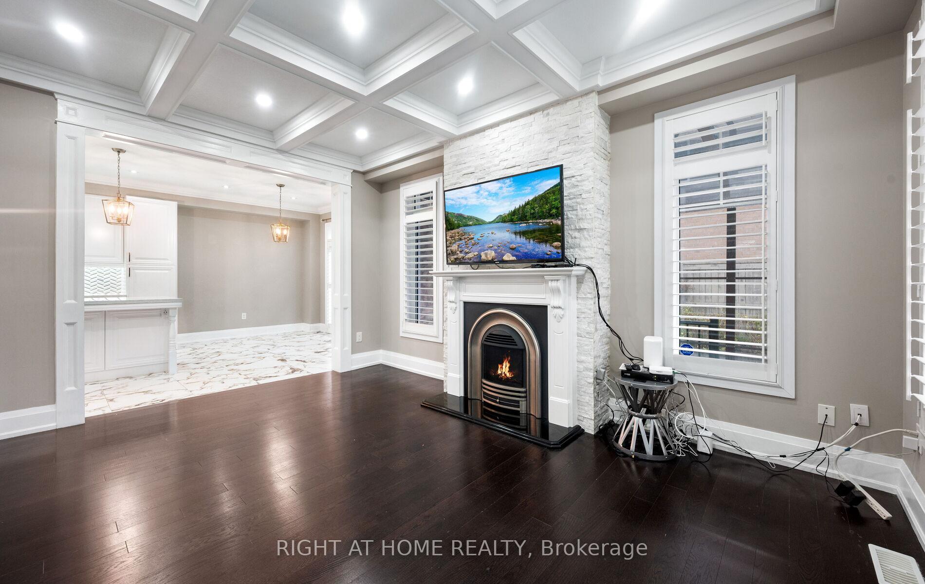 Photo 10 of 404 Queen Mary Drive, Brampton, Northwest Brampton — HOMEH