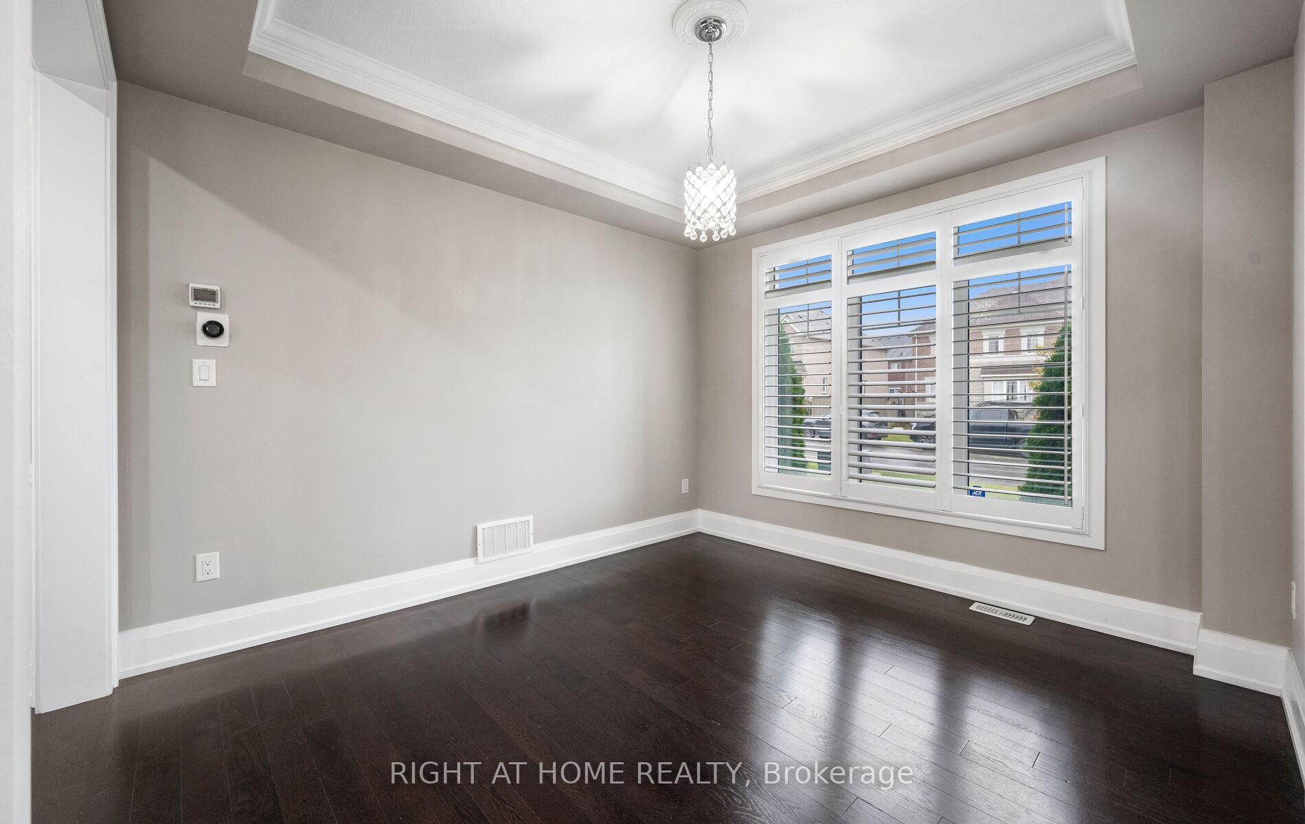Photo 11 of 404 Queen Mary Drive, Brampton, Northwest Brampton — HOMEH