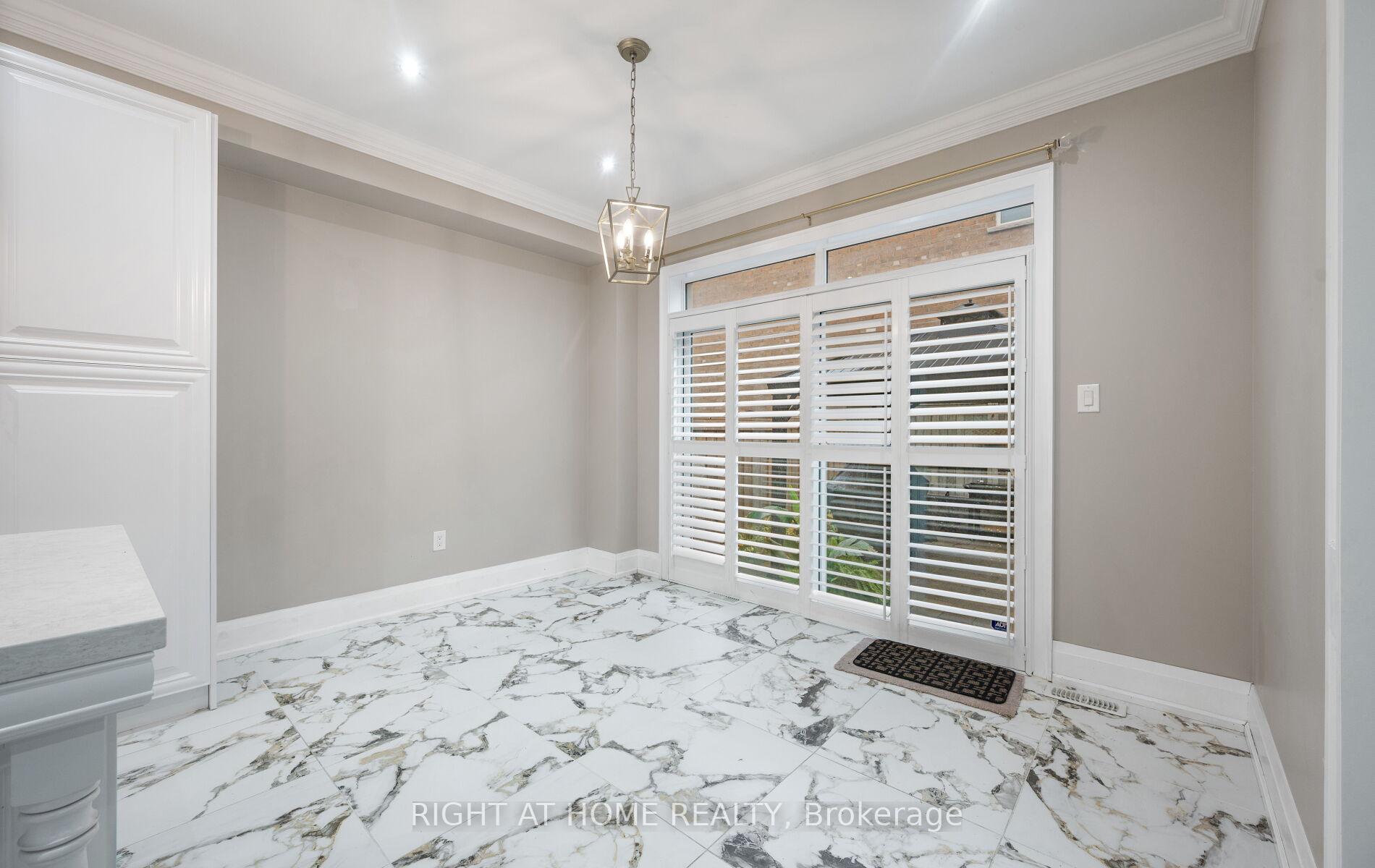 Photo 12 of 404 Queen Mary Drive, Brampton, Northwest Brampton — HOMEH
