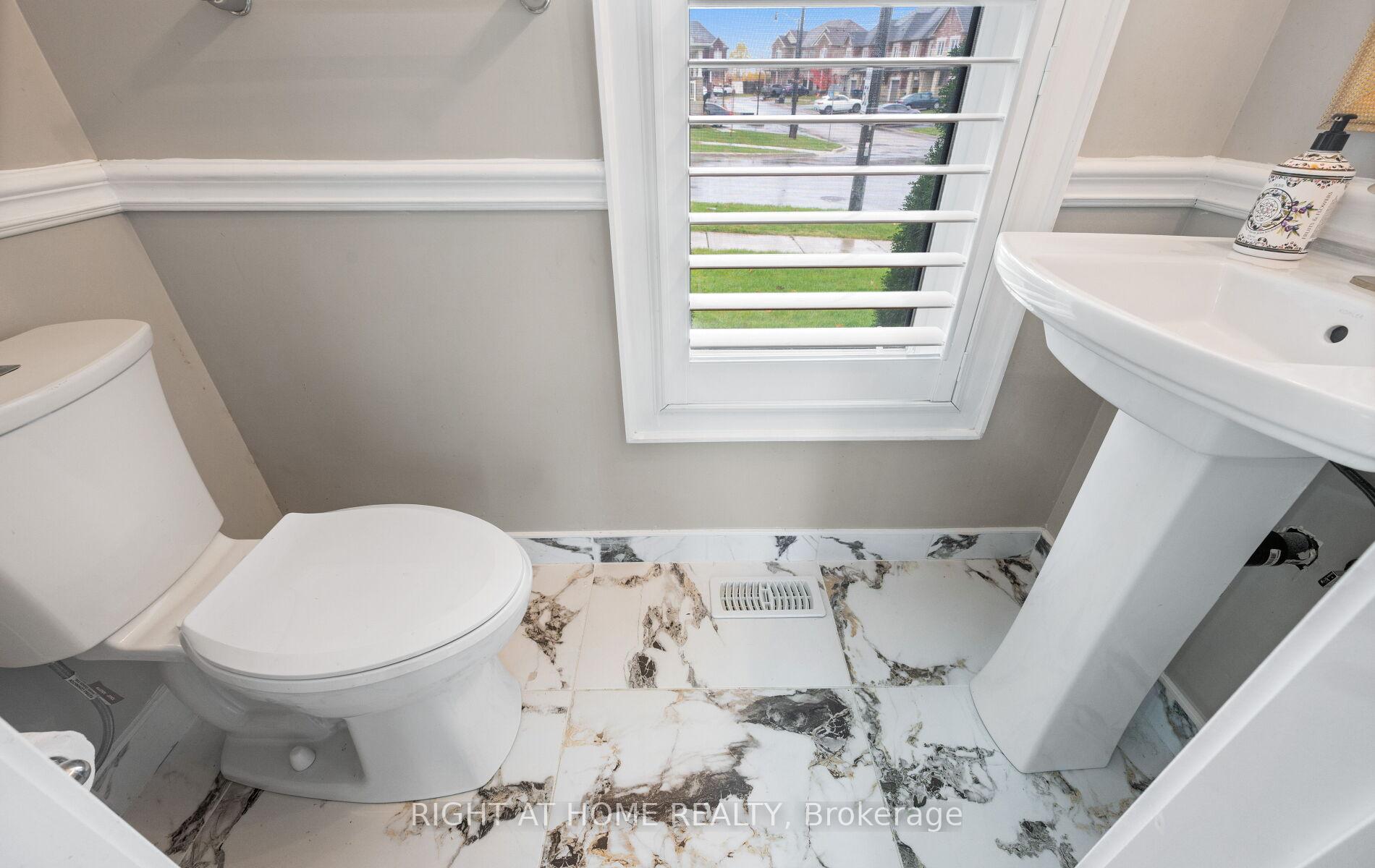Photo 14 of 404 Queen Mary Drive, Brampton, Northwest Brampton — HOMEH