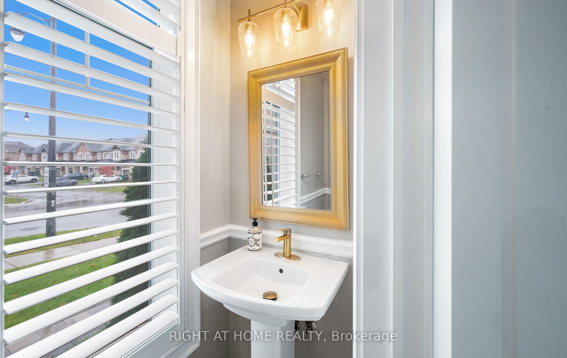 Photo 15 of 404 Queen Mary Drive, Brampton, Northwest Brampton — HOMEH