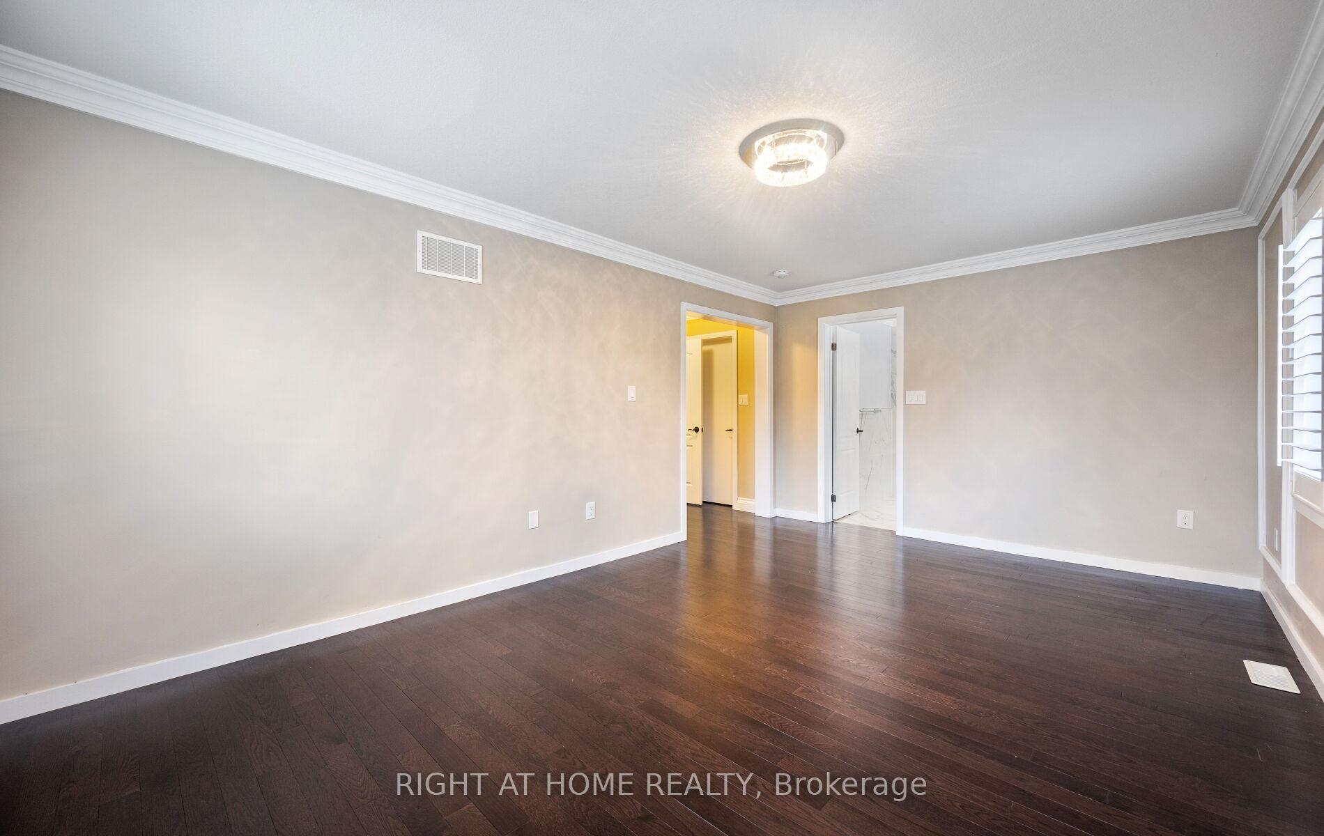 Photo 18 of 404 Queen Mary Drive, Brampton, Northwest Brampton — HOMEH