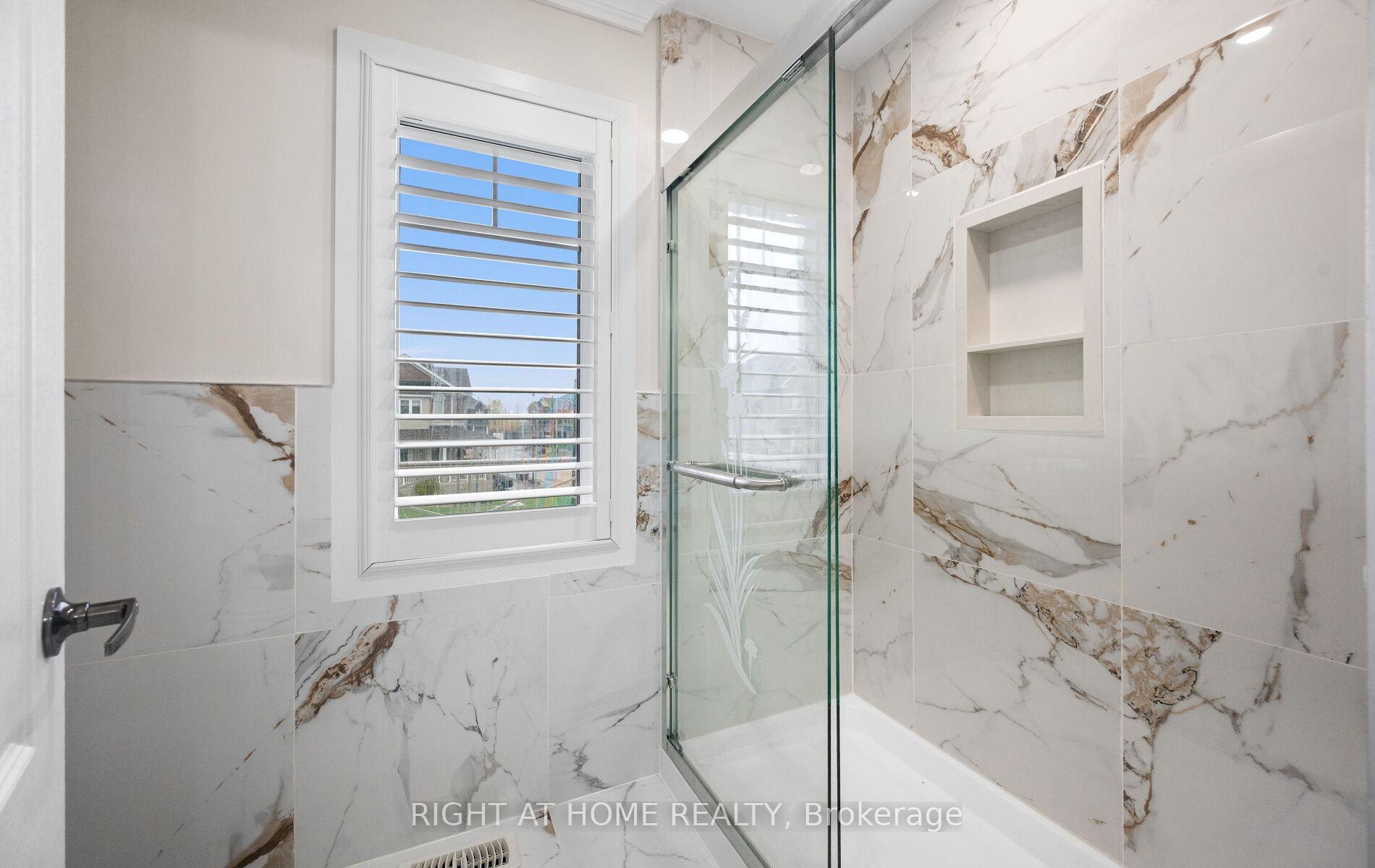 Photo 28 of 404 Queen Mary Drive, Brampton, Northwest Brampton — HOMEH
