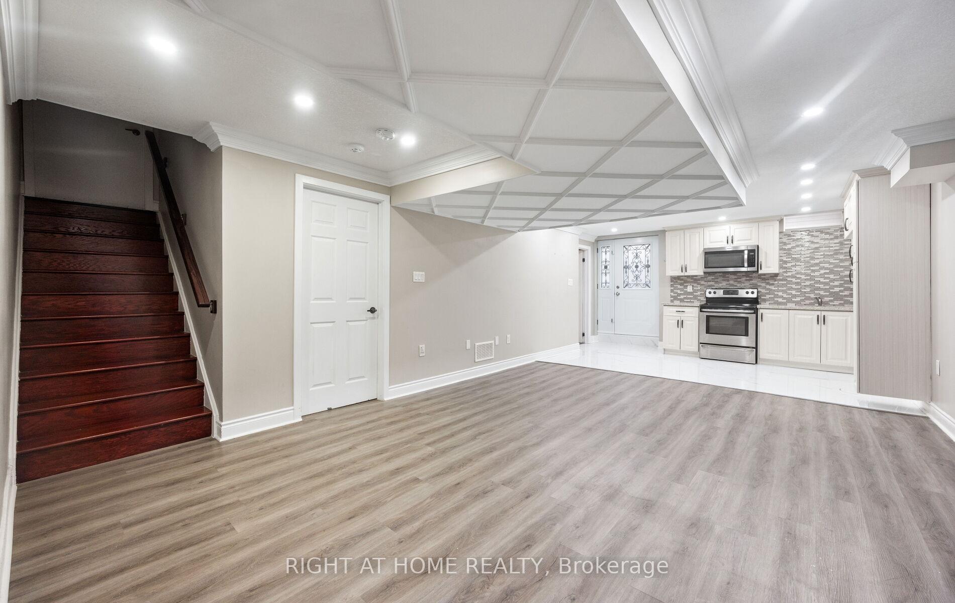 Photo 37 of 404 Queen Mary Drive, Brampton, Northwest Brampton — HOMEH