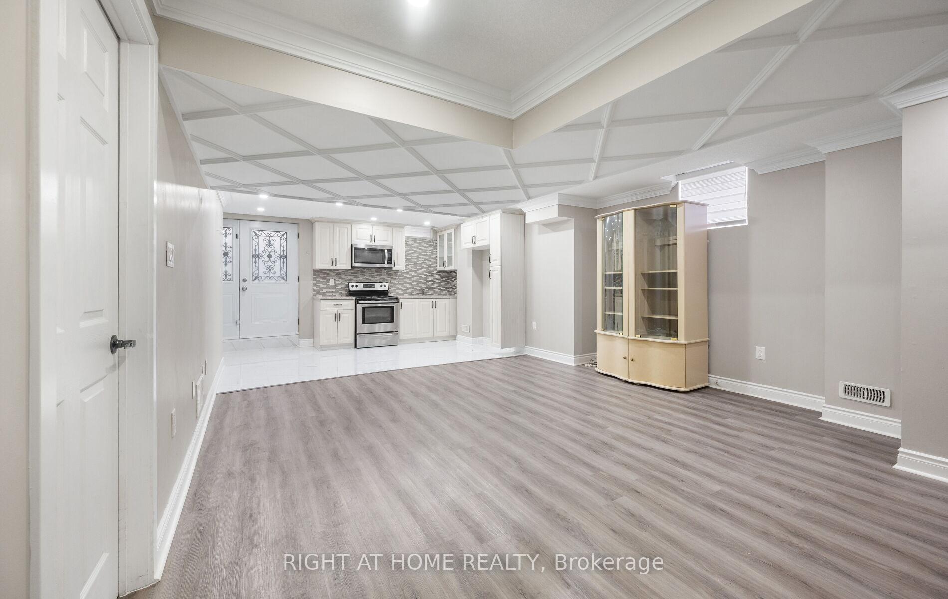 Photo 38 of 404 Queen Mary Drive, Brampton, Northwest Brampton — HOMEH
