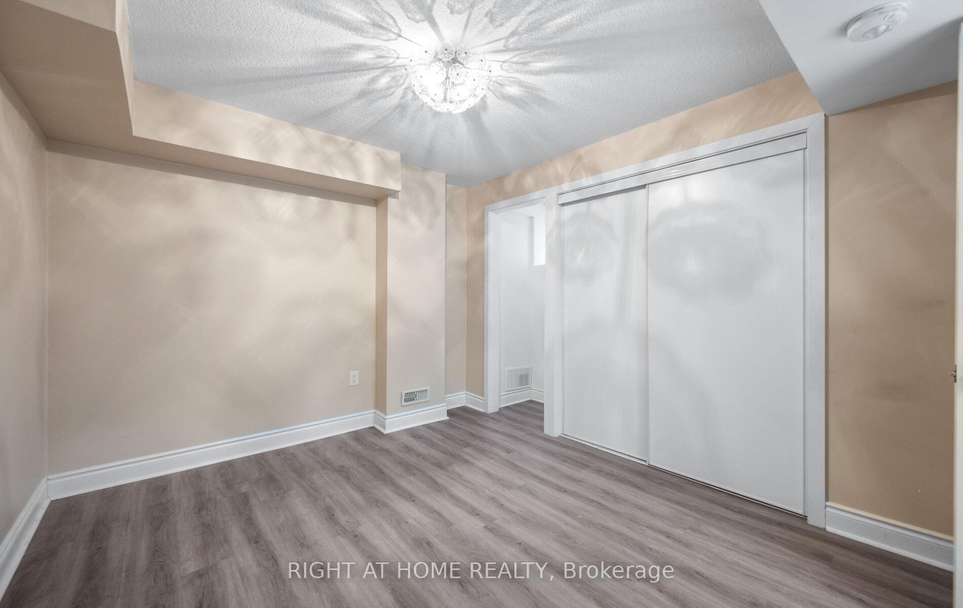 Photo 43 of 404 Queen Mary Drive, Brampton, Northwest Brampton — HOMEH