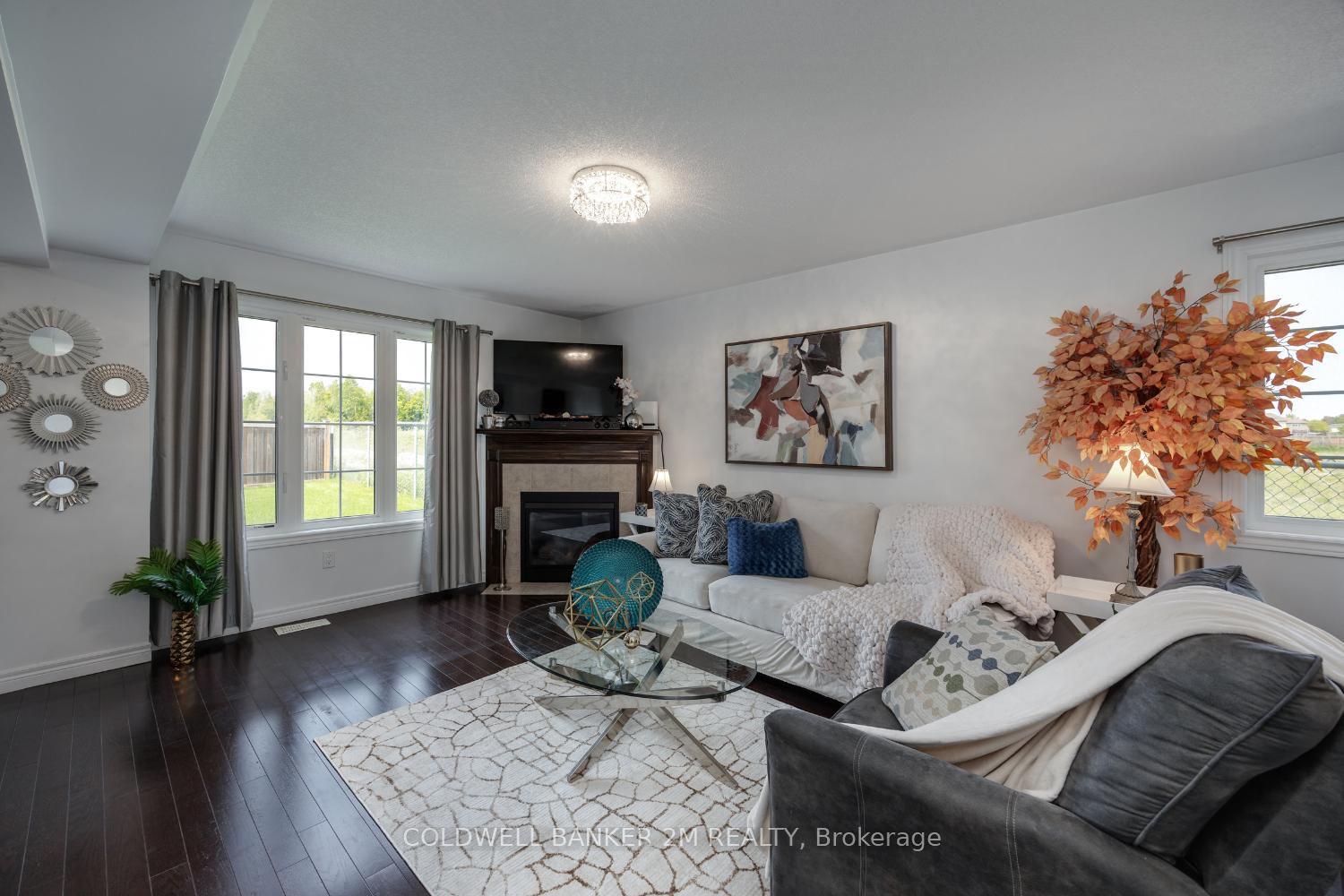 Photo 5 of 142 Daiseyfield Avenue, Clarington, Courtice — HOMEH