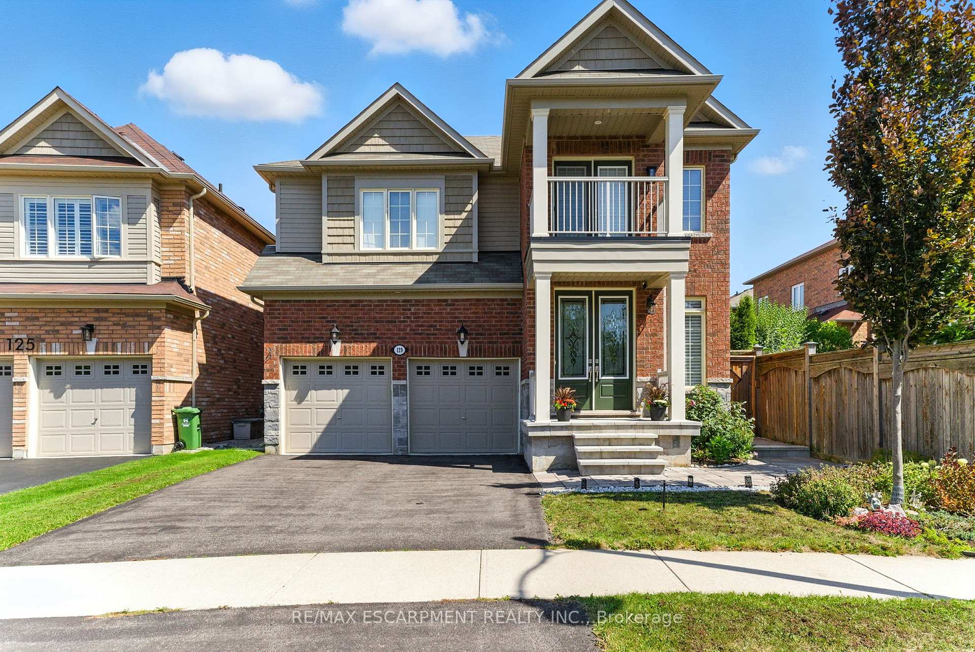 Photo 2 of 129 Fingland Crescent, Hamilton, Waterdown — HOMEH