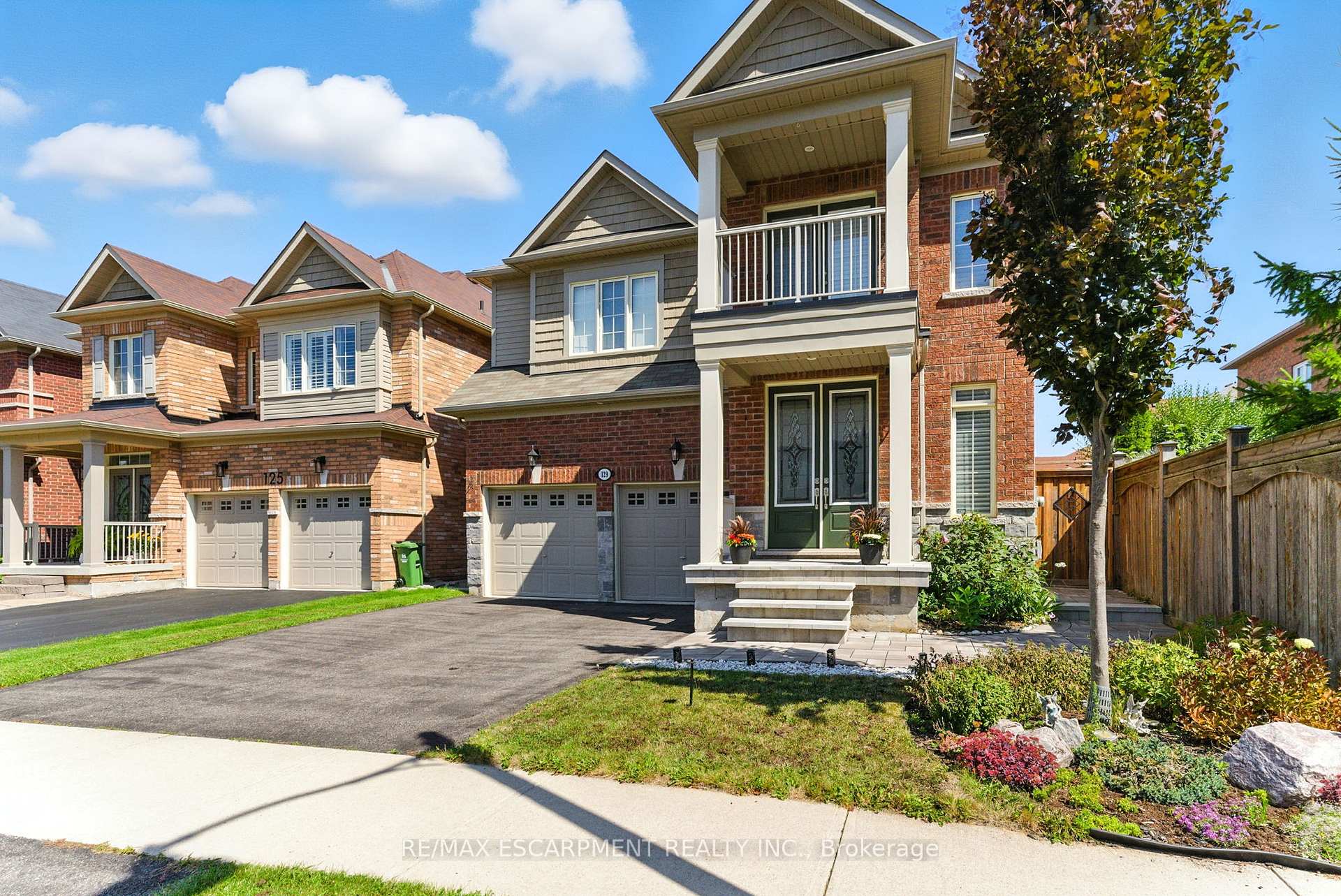 Photo 3 of 129 Fingland Crescent, Hamilton, Waterdown — HOMEH