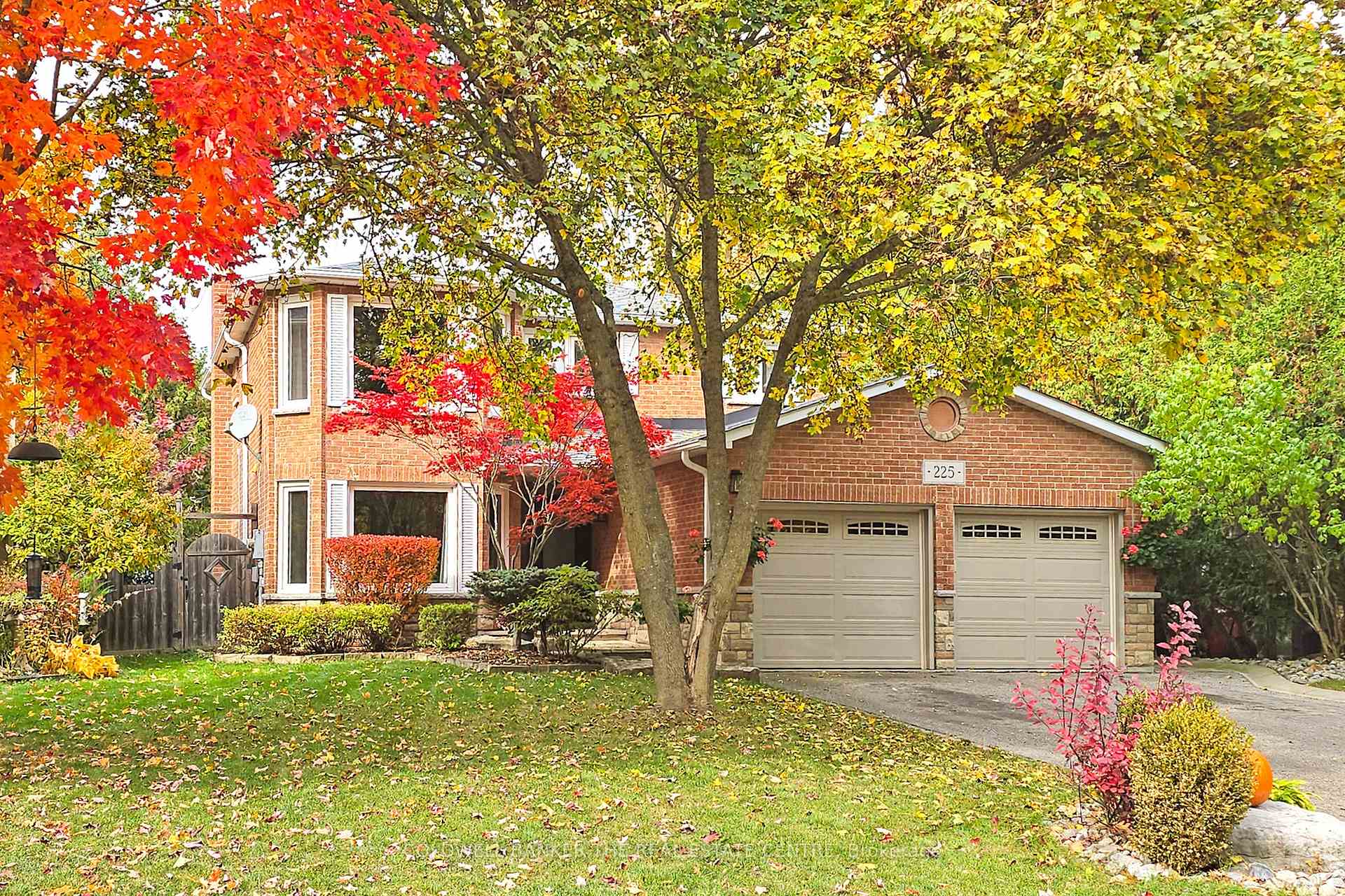 Photo 2 of 225 Hickman Street, Caledon, Bolton West — HOMEH