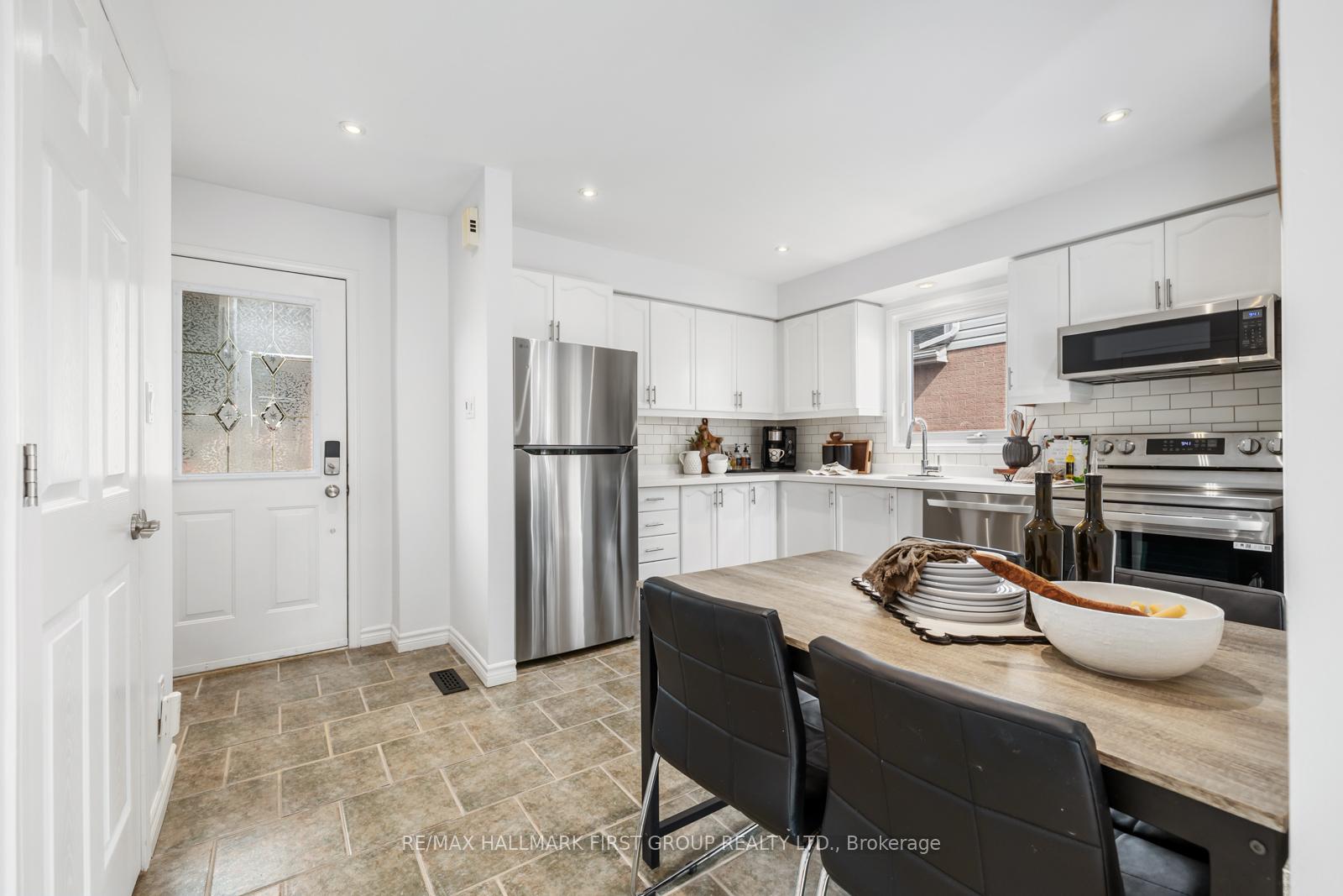 Photo 4 of 25 Kershaw Street, Clarington, Bowmanville — HOMEH