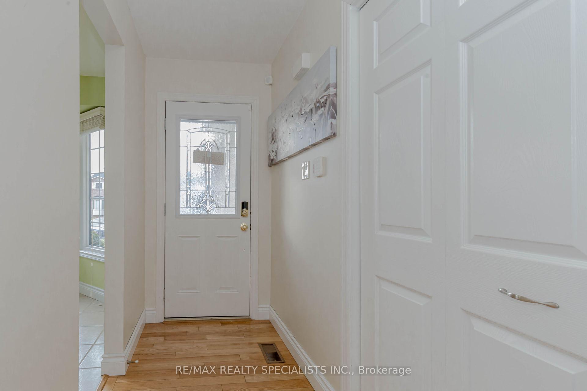 Photo 5 of 15 Cindy Avenue, Cambridge — HOMEH