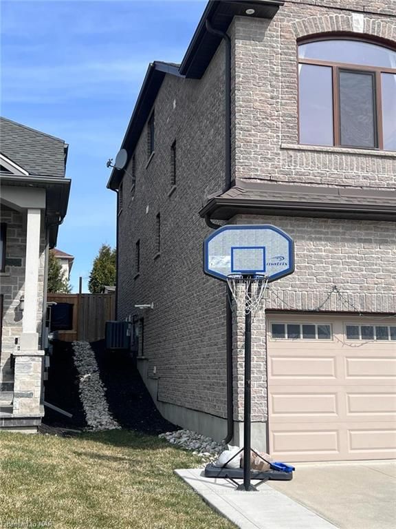 Photo 3 of 147 Maple Bush Drive, Cambridge — HOMEH