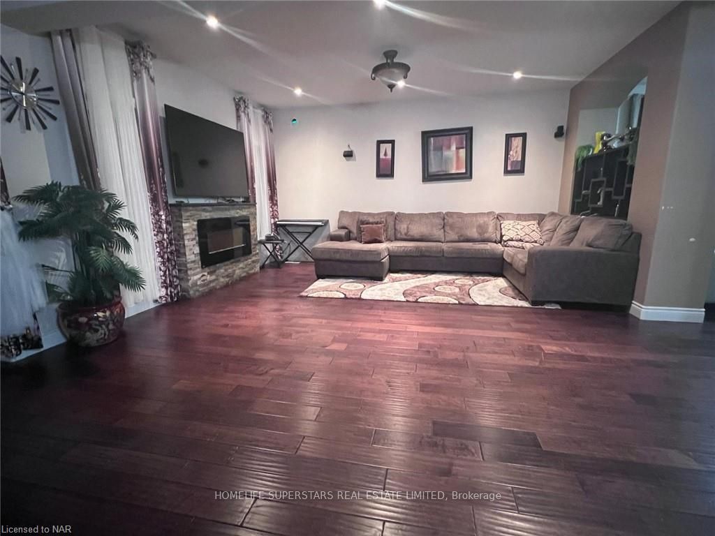 Photo 12 of 147 Maple Bush Drive, Cambridge — HOMEH