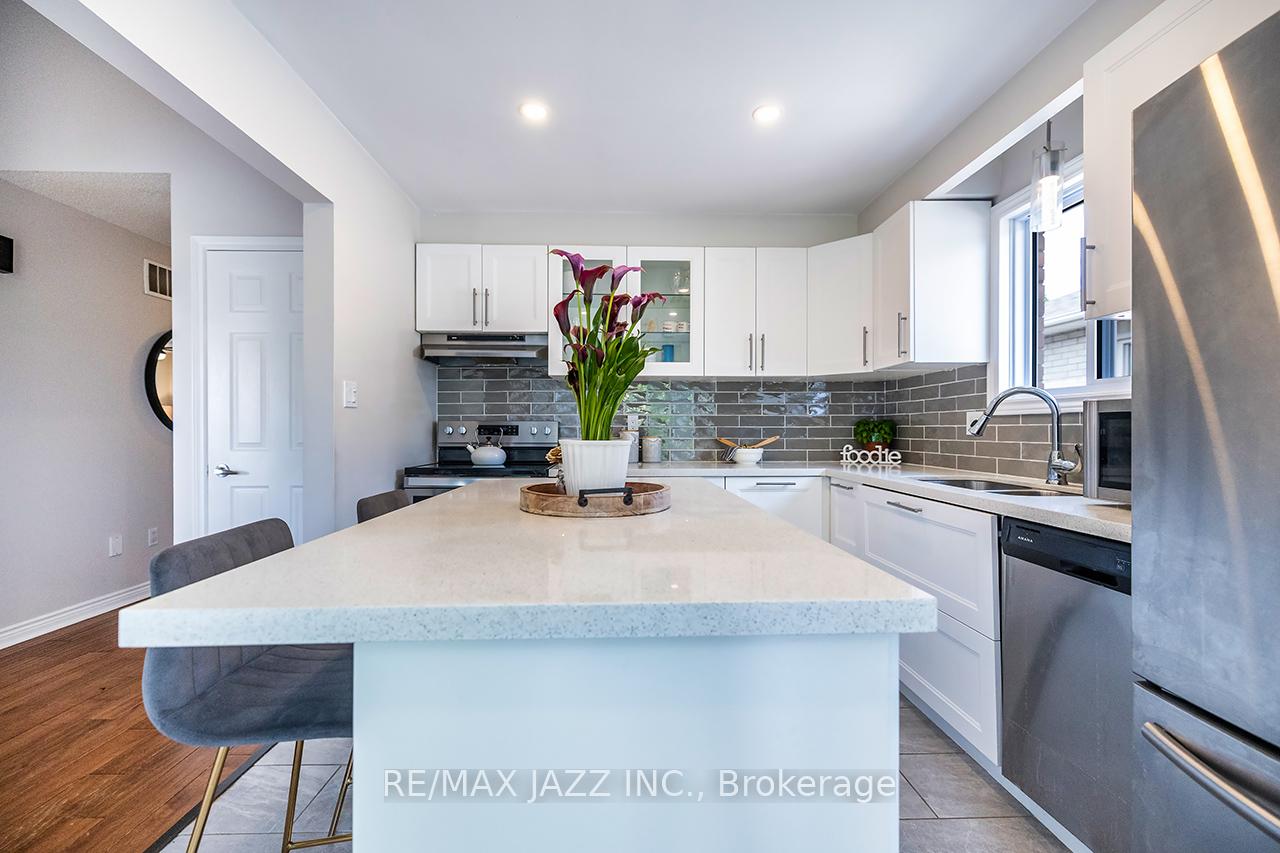 Photo 11 of 22 Dunkin Avenue, Clarington, Courtice — HOMEH
