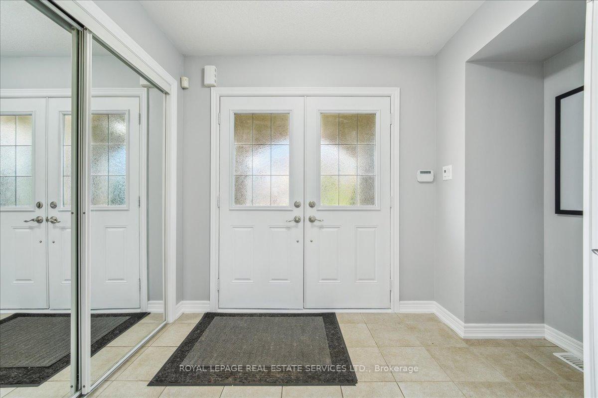 Photo 4 of 16 Beachville Circle, Brampton, Credit Valley — HOMEH