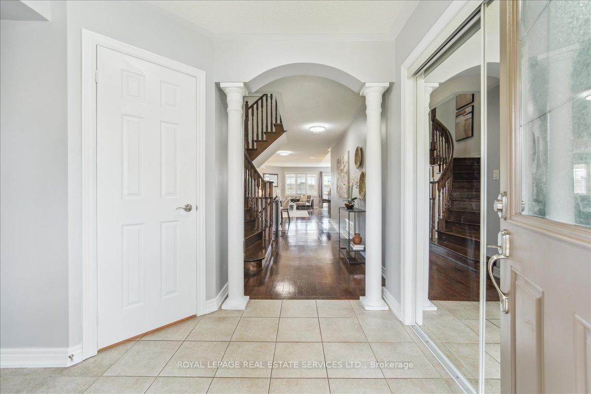 Photo 5 of 16 Beachville Circle, Brampton, Credit Valley — HOMEH