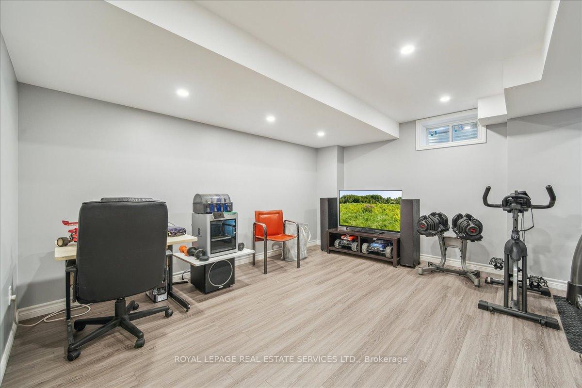 Photo 33 of 16 Beachville Circle, Brampton, Credit Valley — HOMEH