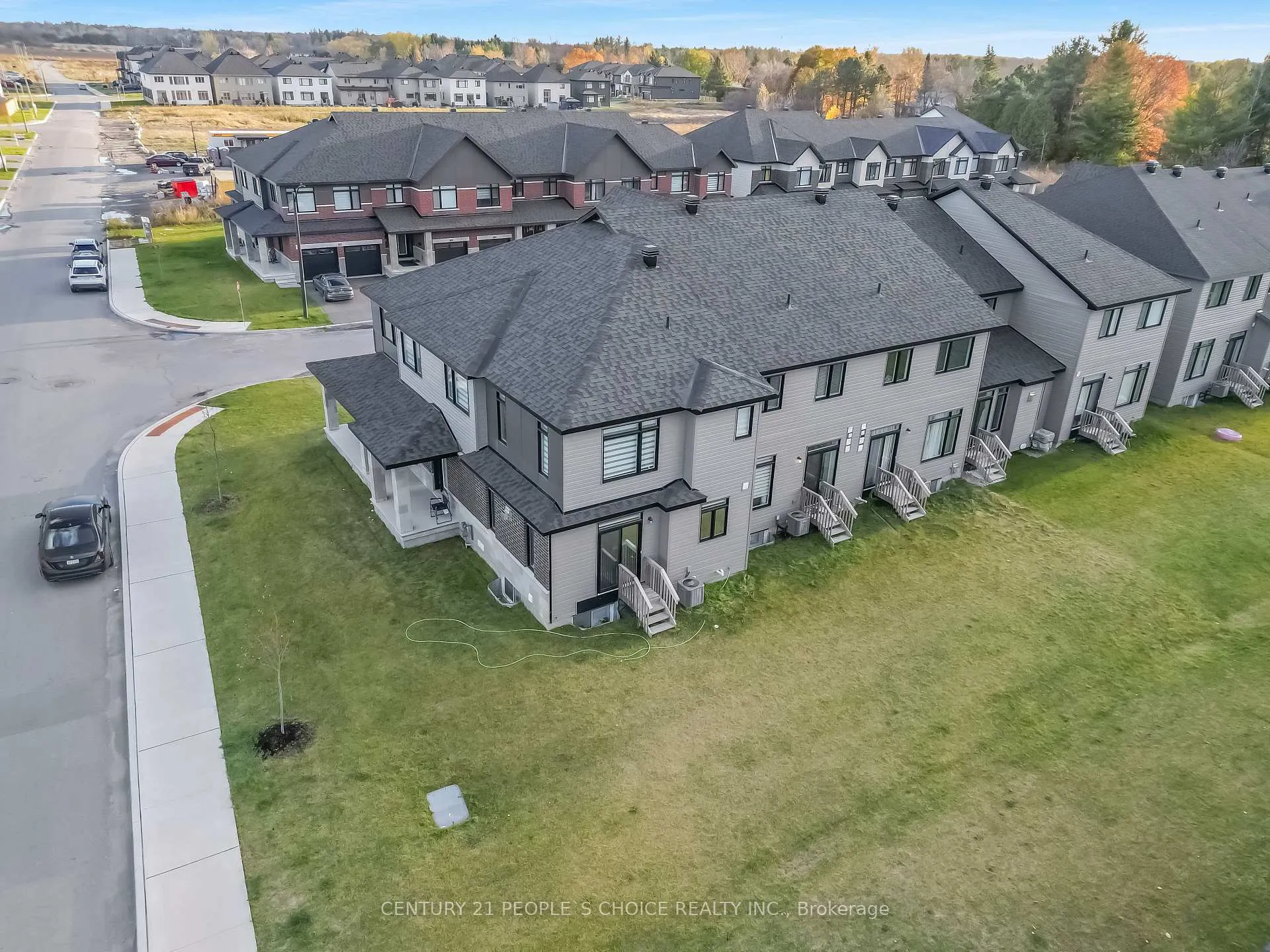 Photo 3 of 300 Makobe Lane, Ottawa, Riverside South/Gloucester Glen — HOMEH