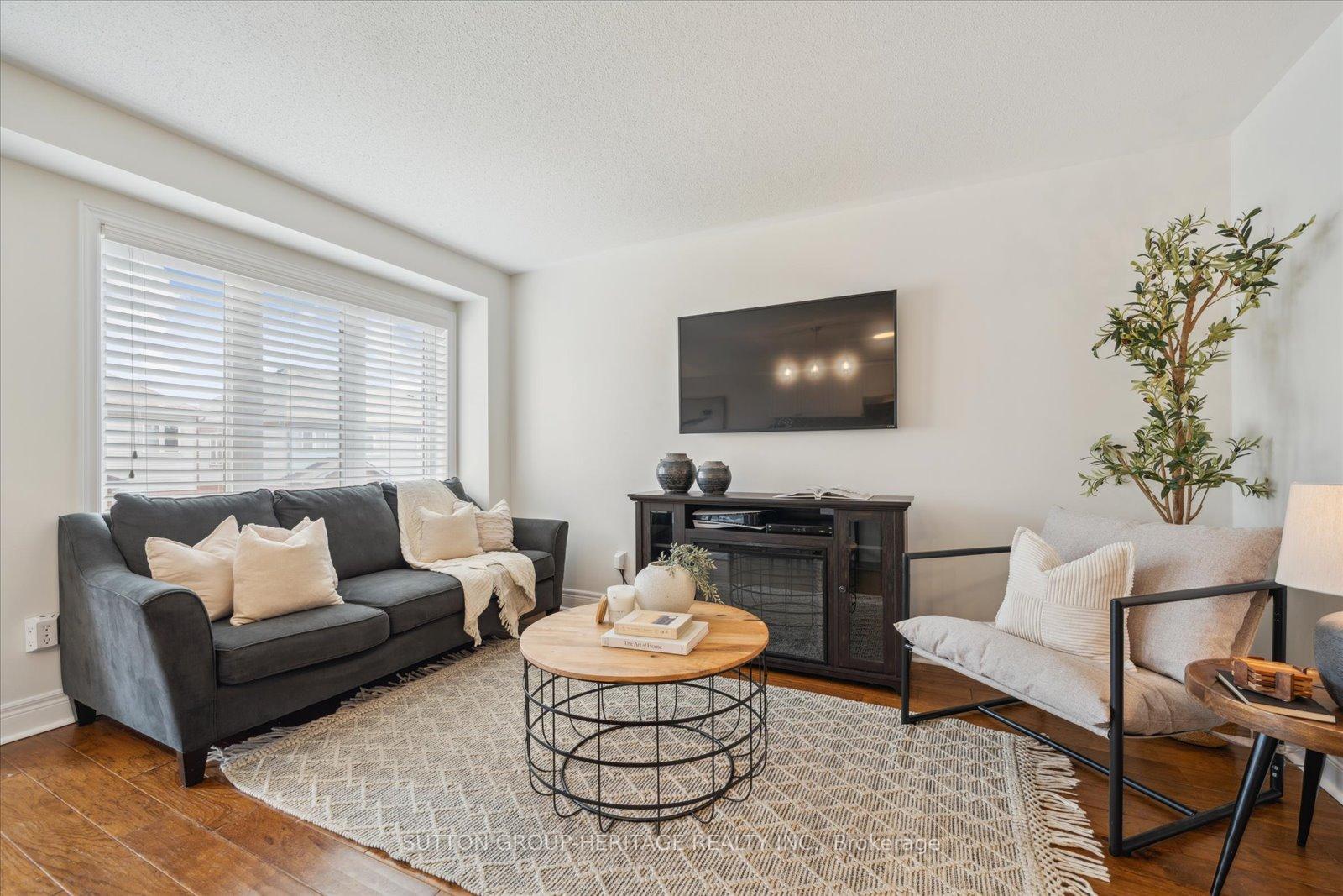 Photo 10 of 176 Dewell Crescent, Clarington, Courtice — HOMEH