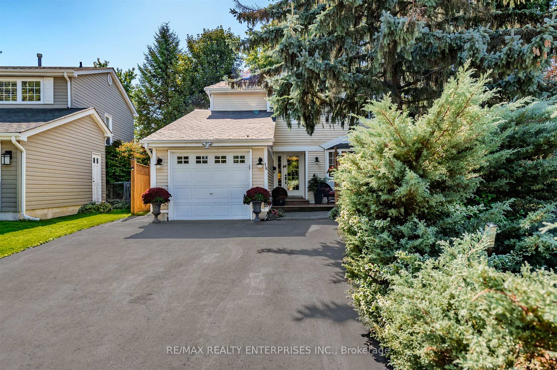 Photo 2 of 18 Blueridge Square, Brampton, Heart Lake West — HOMEH