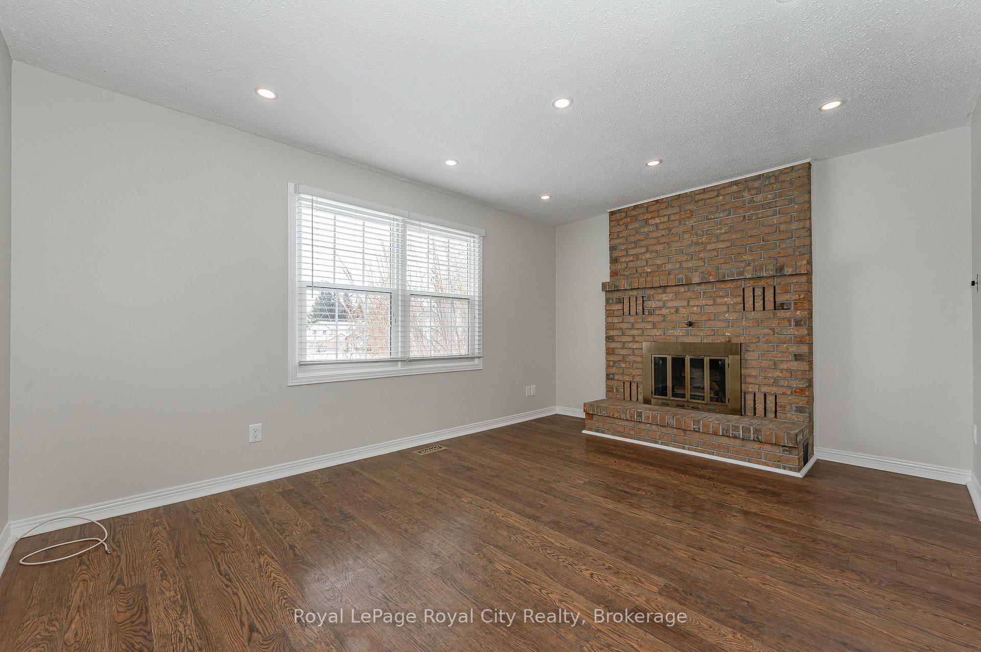Photo 3 of 16 Sagewood Place, Guelph, Kortright West — HOMEH