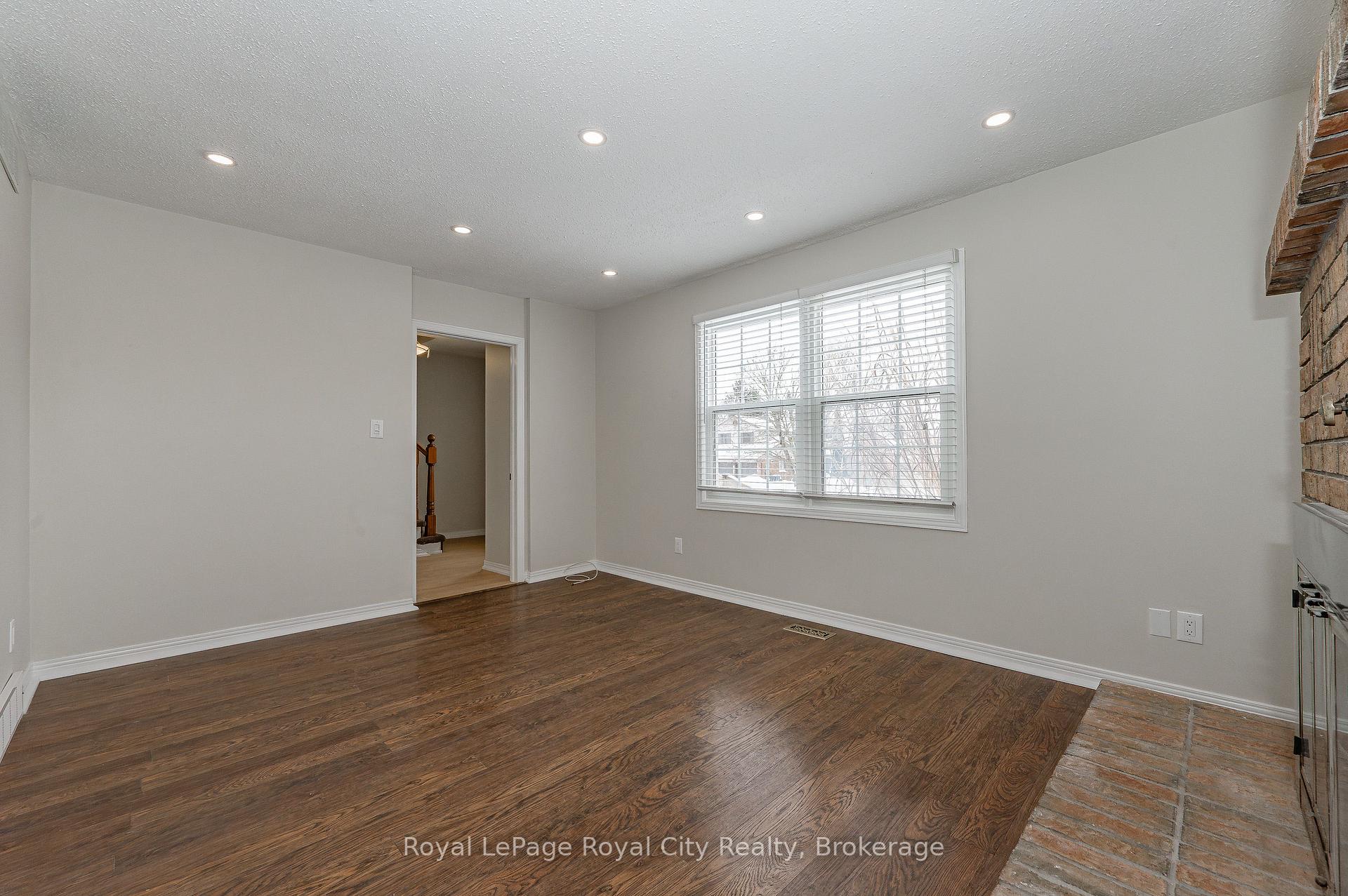 Photo 4 of 16 Sagewood Place, Guelph, Kortright West — HOMEH