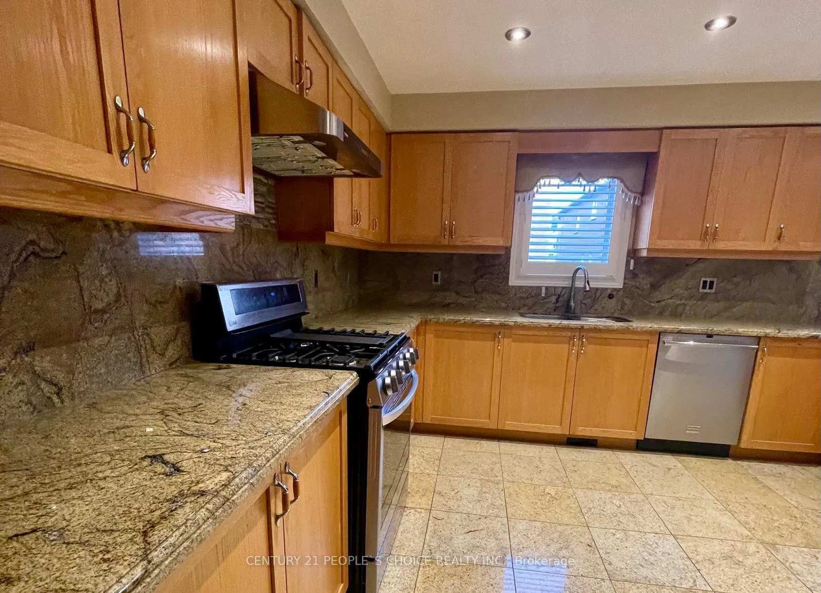 Photo 6 of 215 Edenbrook Hill Drive, Brampton, Fletcher's Meadow — HOMEH