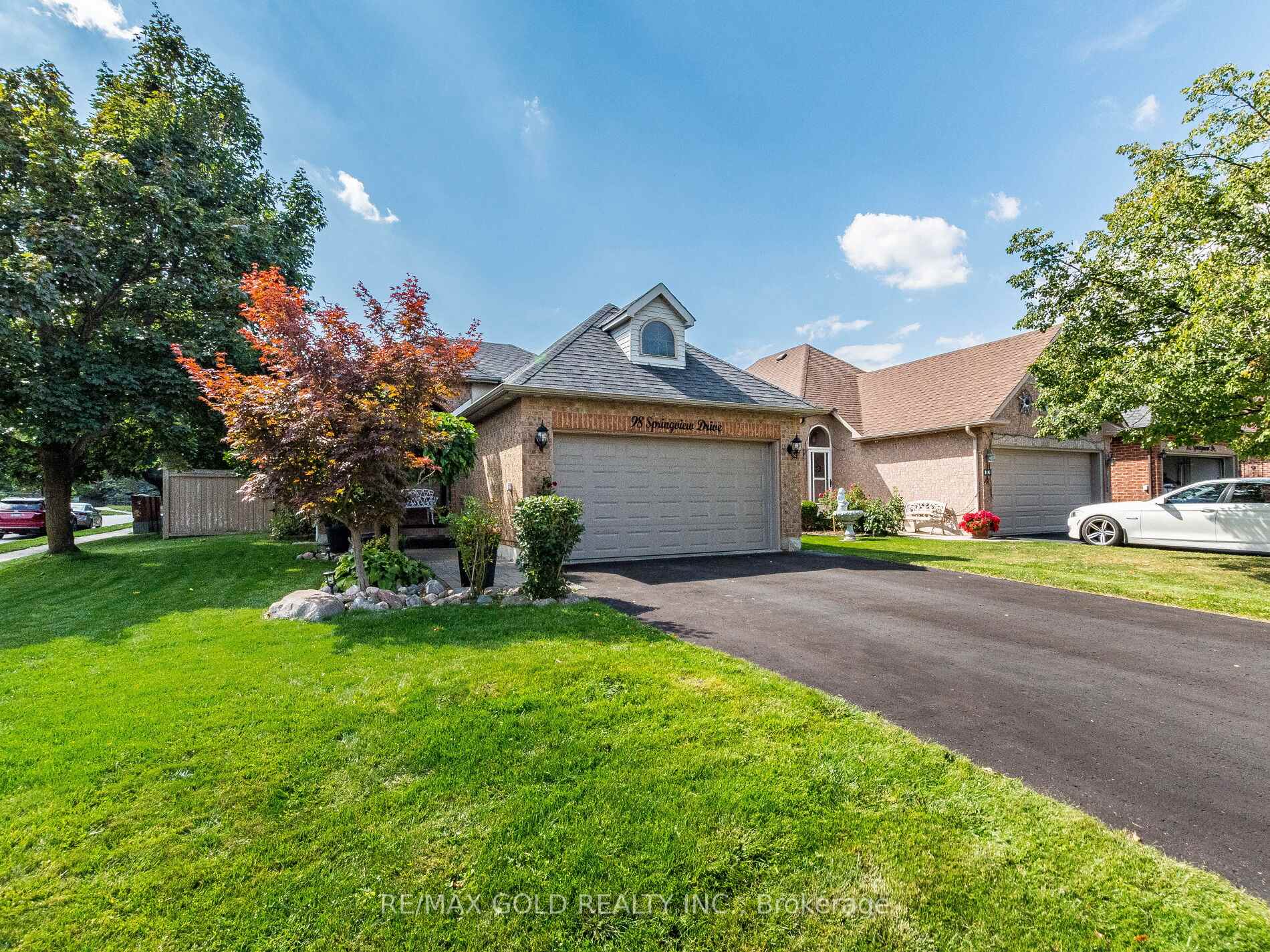 Photo 2 of 98 Springview Drive, Brampton, Brampton West — HOMEH
