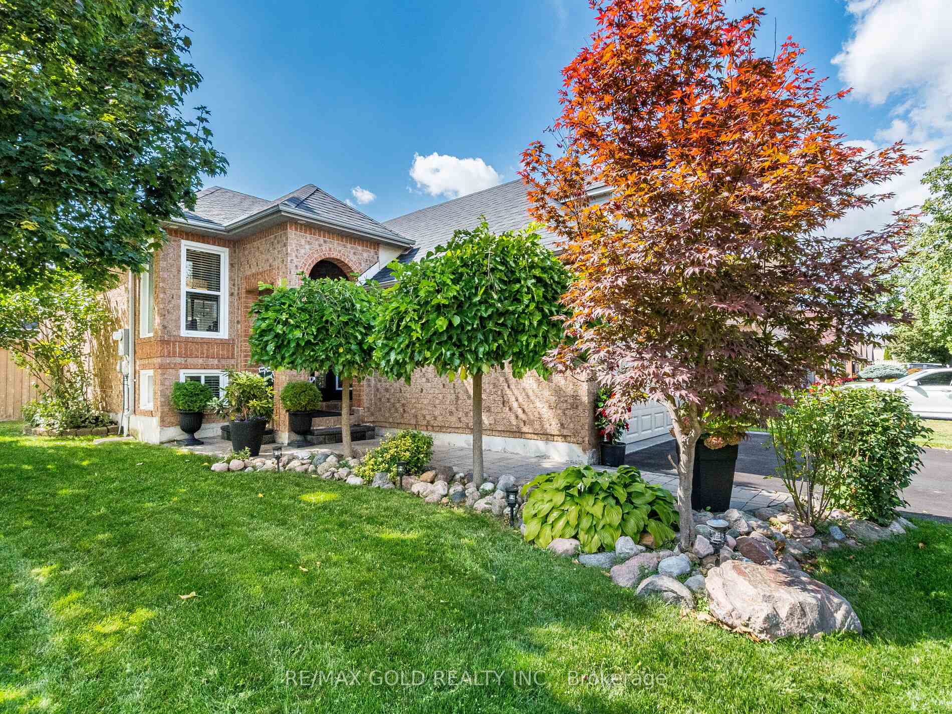 Photo 3 of 98 Springview Drive, Brampton, Brampton West — HOMEH