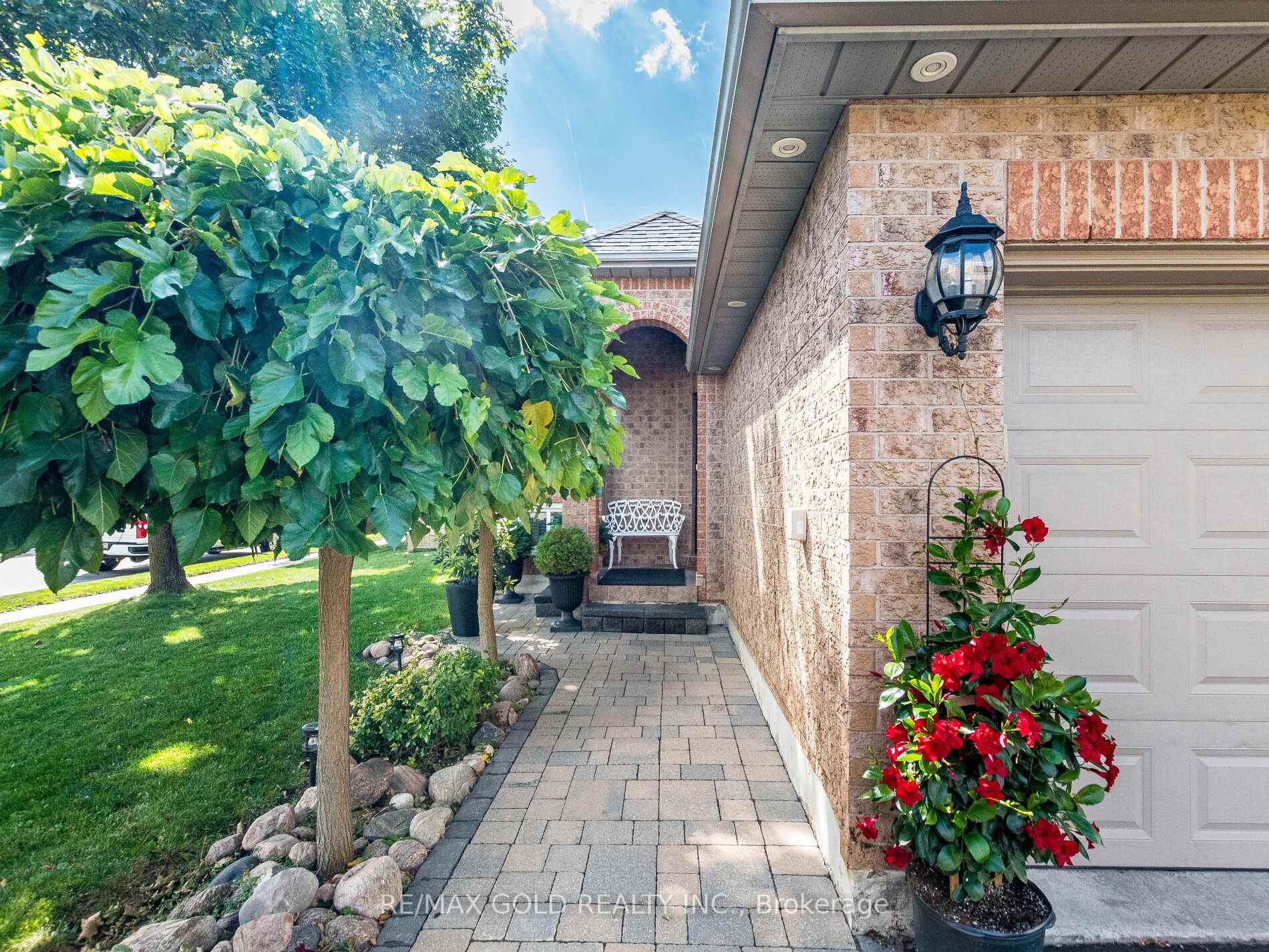 Photo 4 of 98 Springview Drive, Brampton, Brampton West — HOMEH