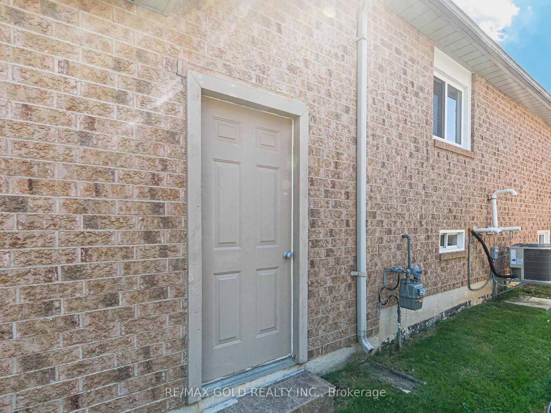 Photo 5 of 98 Springview Drive, Brampton, Brampton West — HOMEH