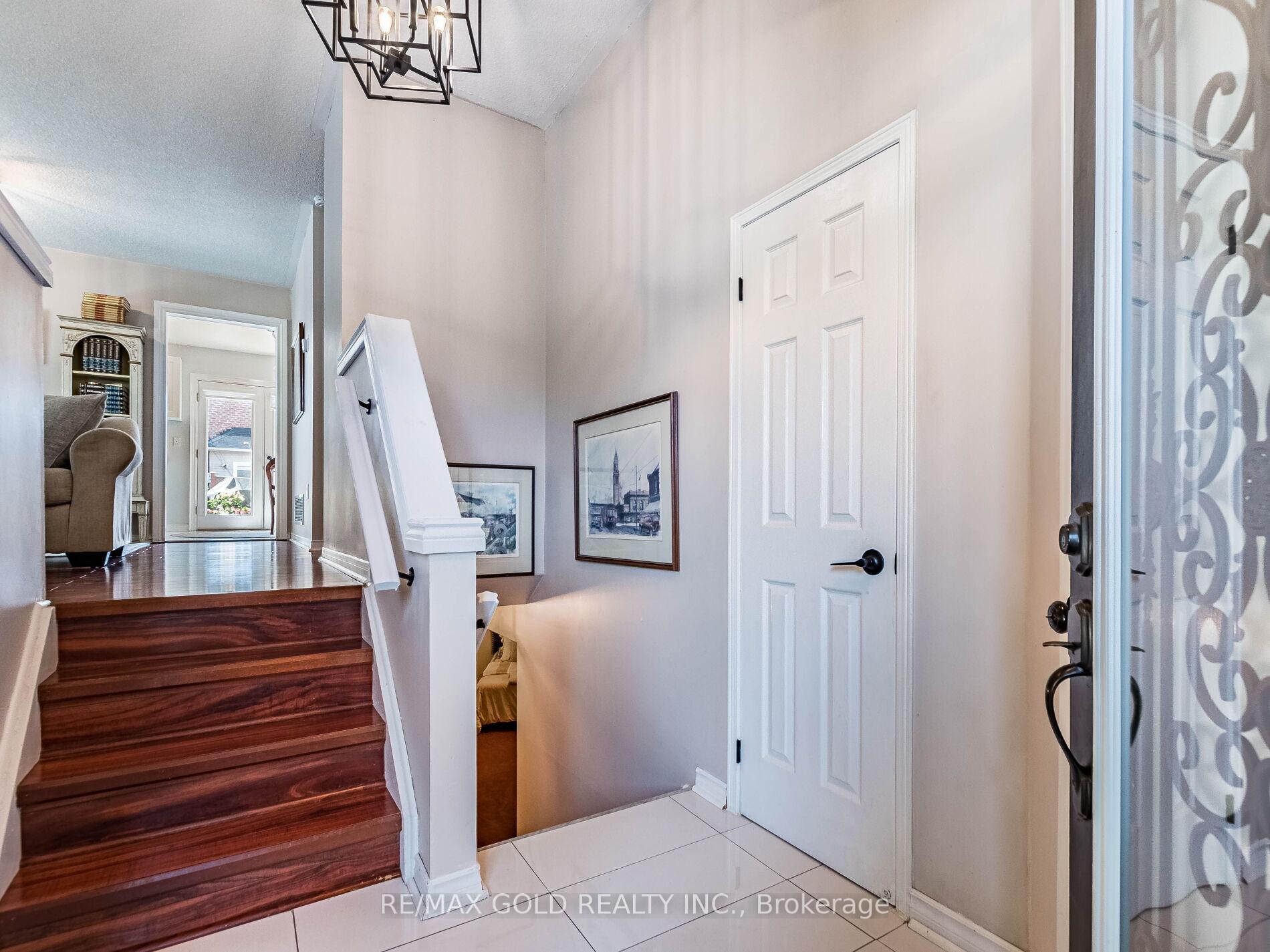 Photo 8 of 98 Springview Drive, Brampton, Brampton West — HOMEH