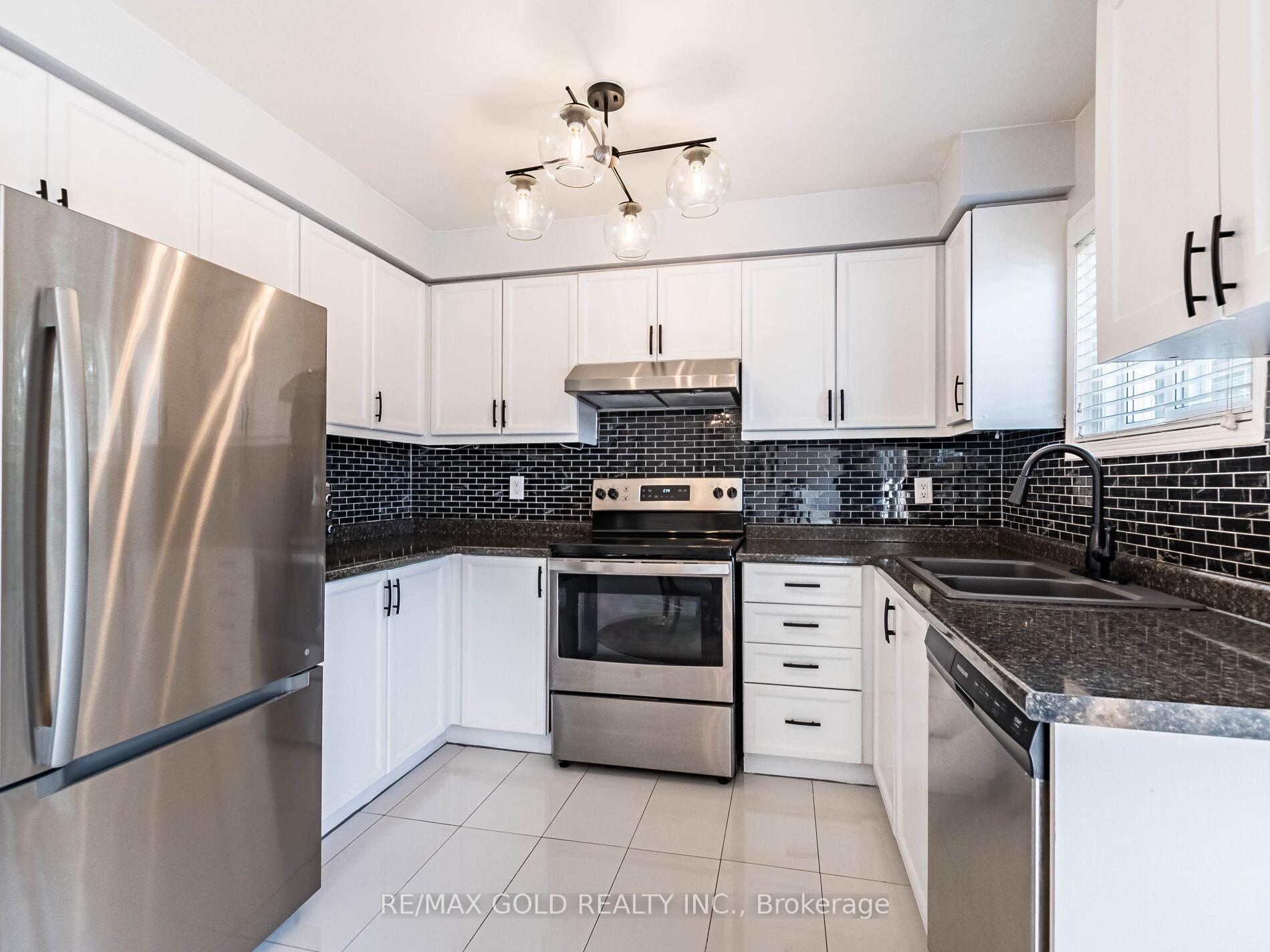 Photo 12 of 98 Springview Drive, Brampton, Brampton West — HOMEH
