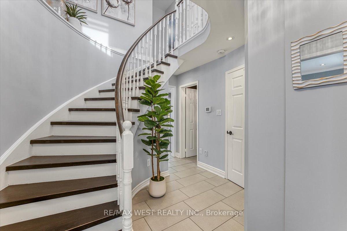 Photo 6 of 12 Whitbread Avenue, Caledon, Bolton East — HOMEH
