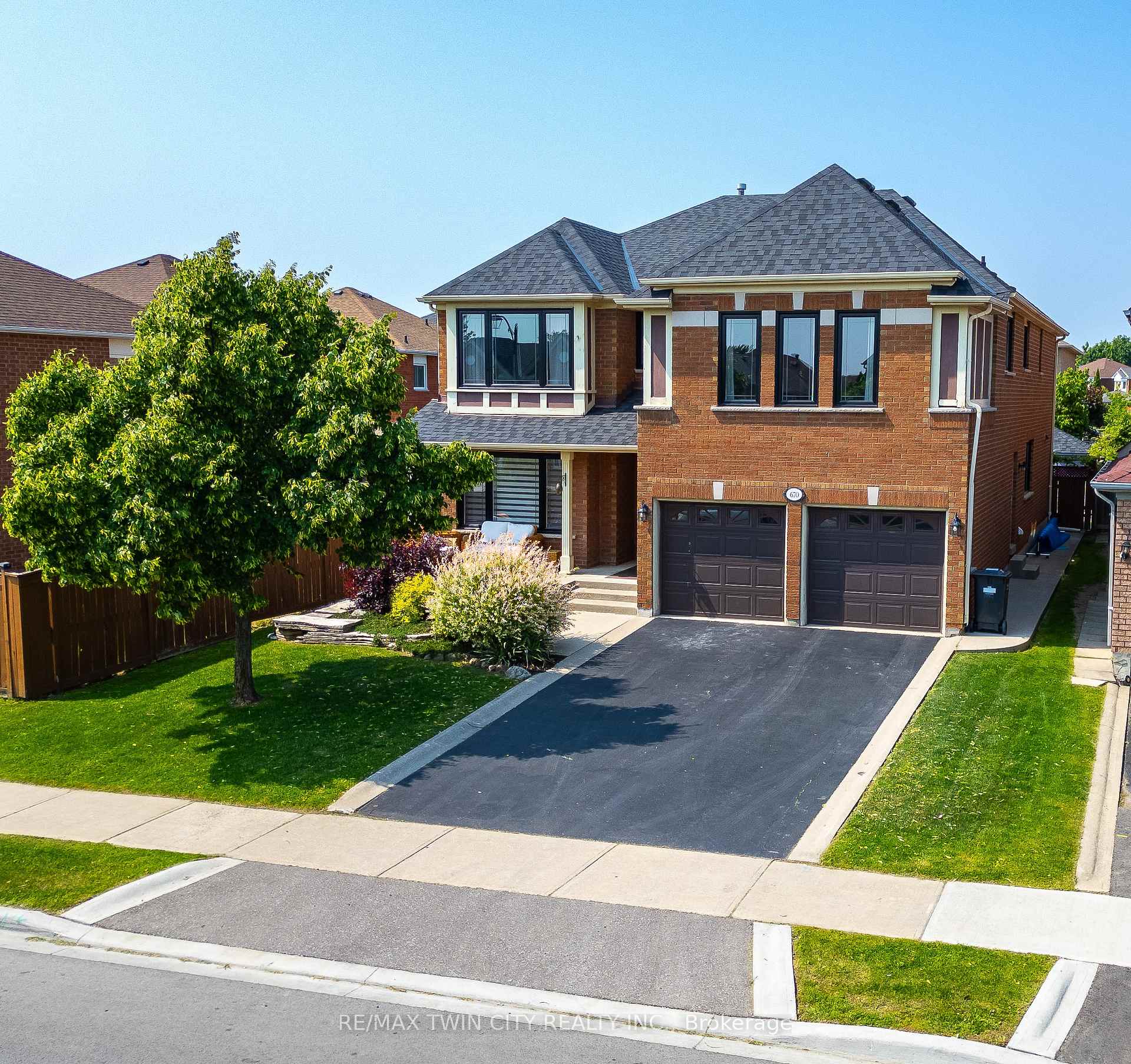 Photo 2 of 670 Peter Robertson Boulevard, Brampton, Sandringham-Wellington — HOMEH
