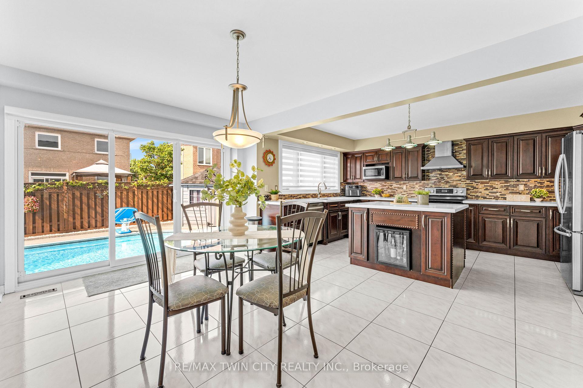 Photo 10 of 670 Peter Robertson Boulevard, Brampton, Sandringham-Wellington — HOMEH