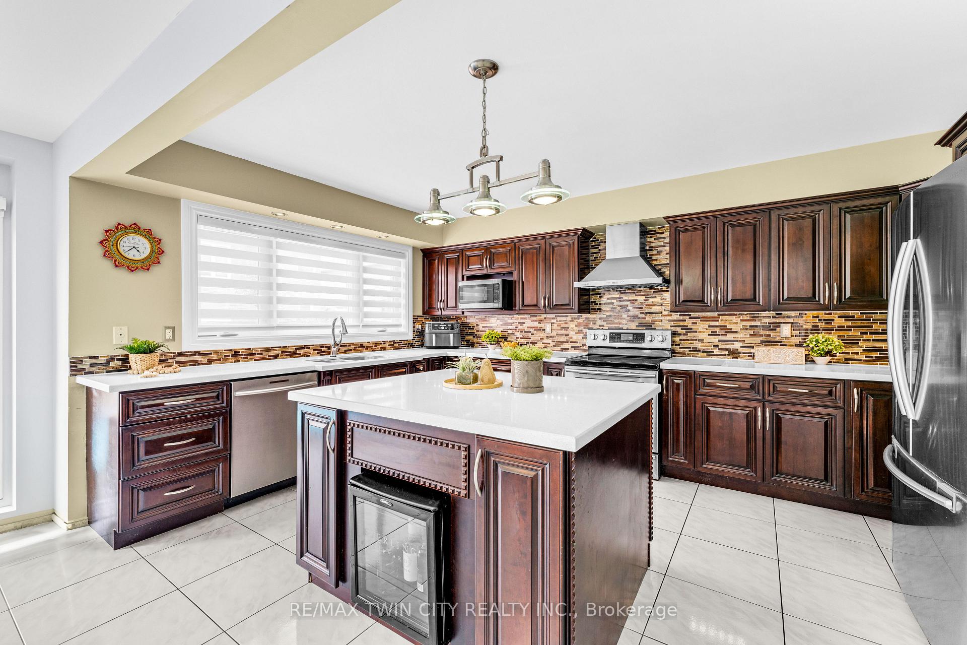 Photo 11 of 670 Peter Robertson Boulevard, Brampton, Sandringham-Wellington — HOMEH