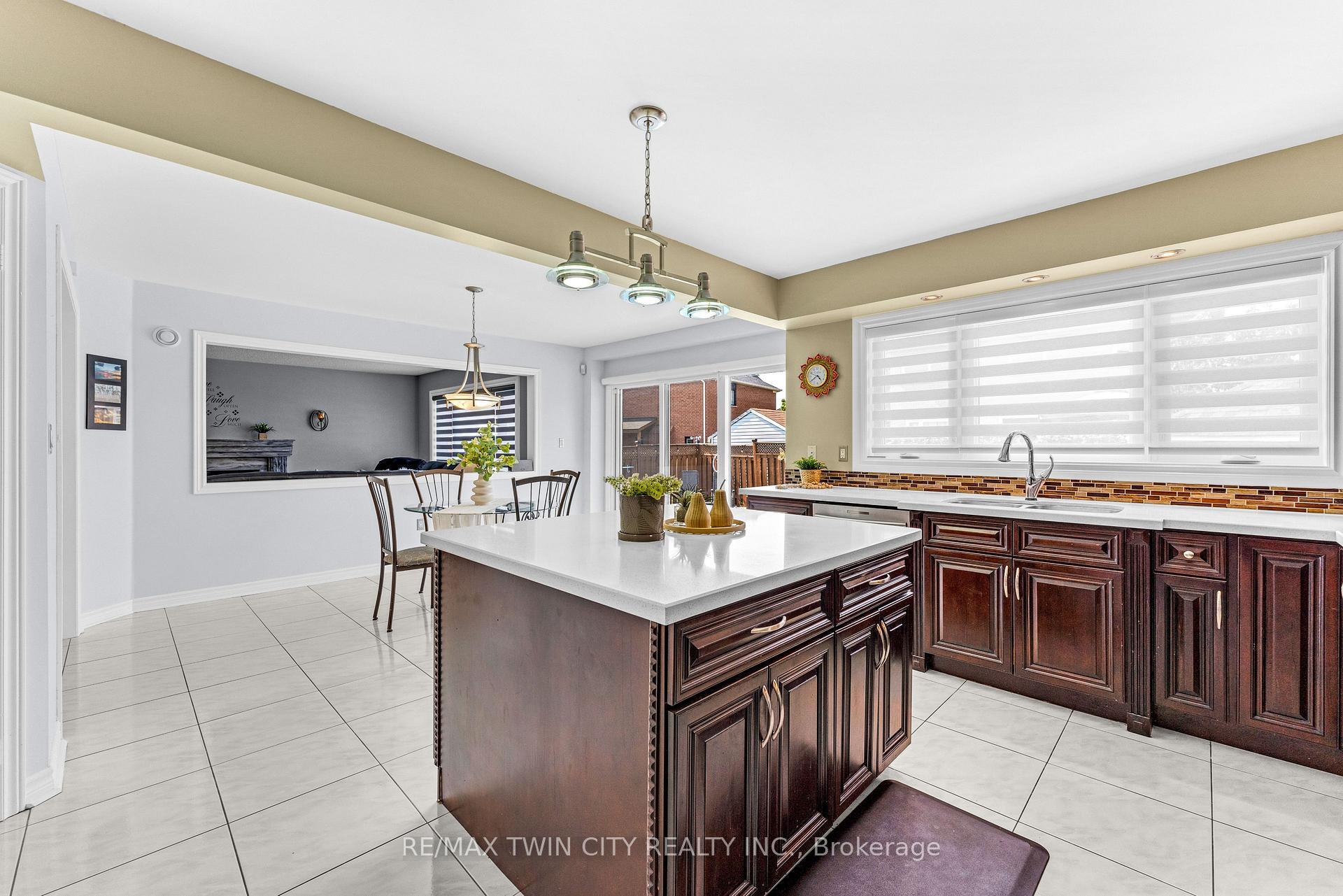 Photo 12 of 670 Peter Robertson Boulevard, Brampton, Sandringham-Wellington — HOMEH