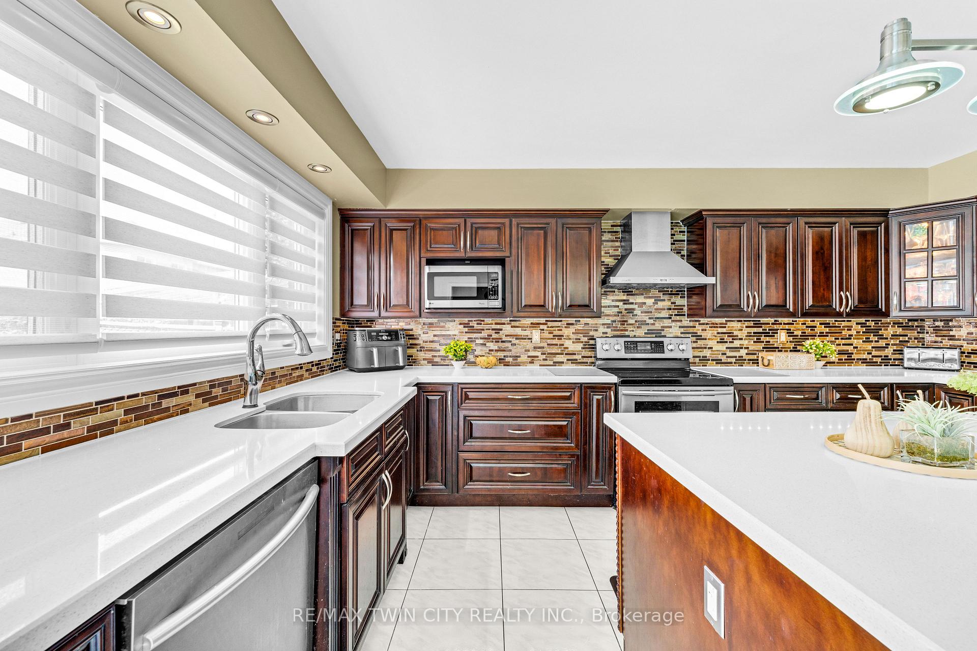Photo 13 of 670 Peter Robertson Boulevard, Brampton, Sandringham-Wellington — HOMEH