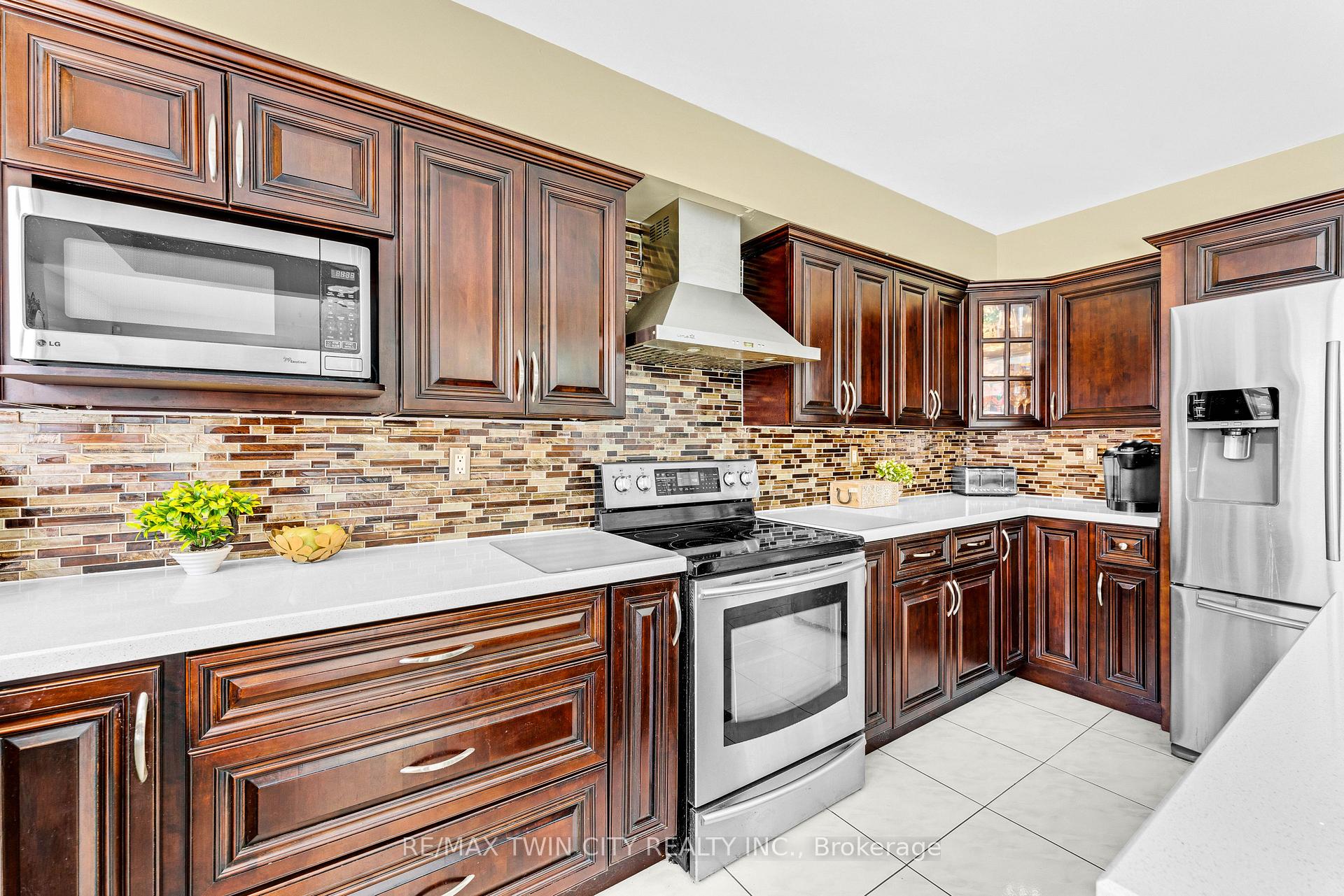 Photo 14 of 670 Peter Robertson Boulevard, Brampton, Sandringham-Wellington — HOMEH