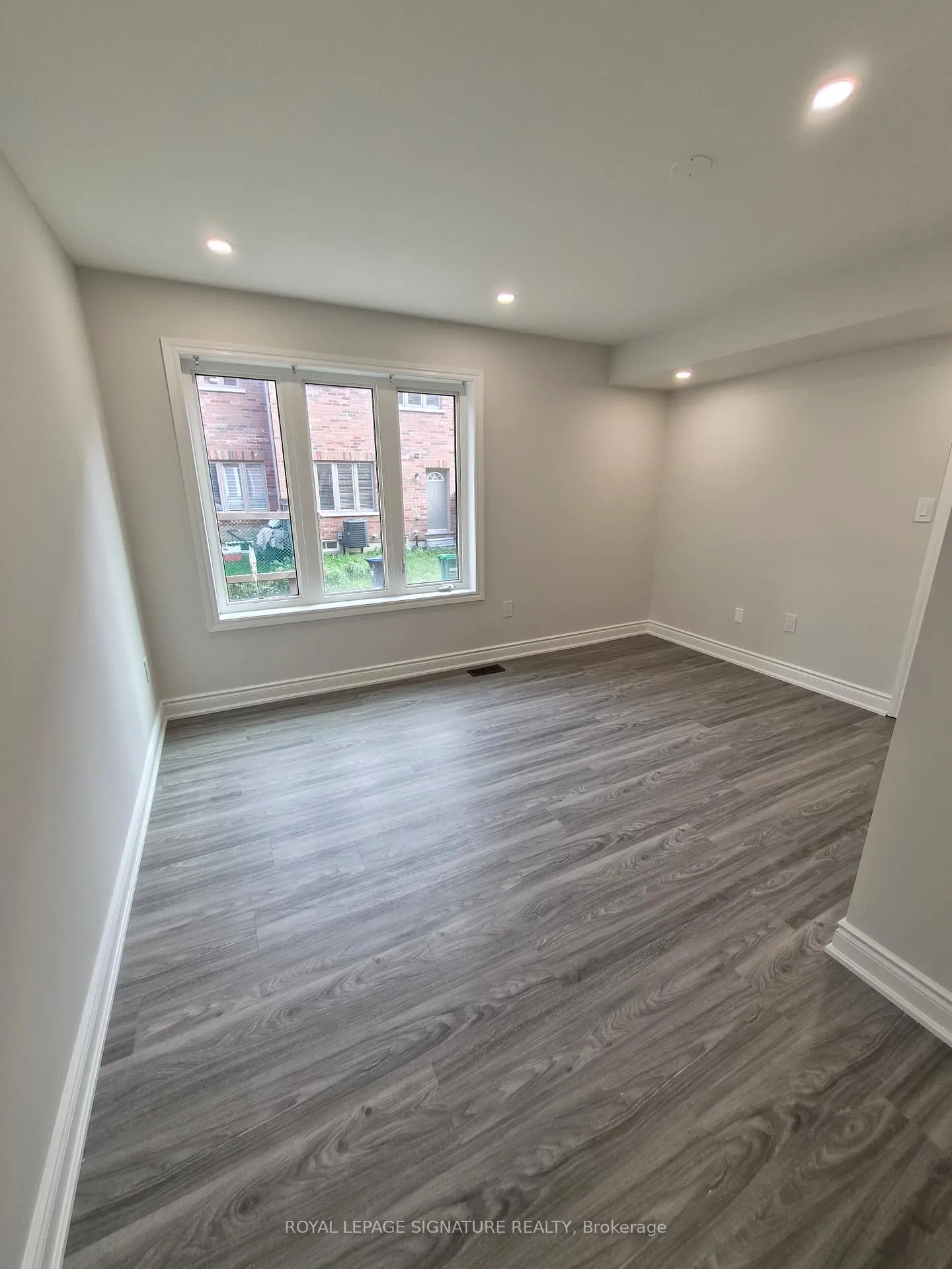Photo 3 of 31 Shiff Crescent, Brampton, Heart Lake East — HOMEH